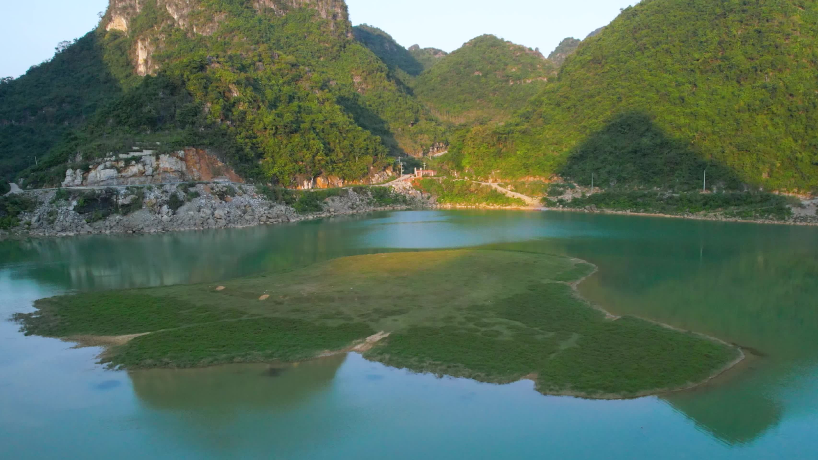 4K航拍广西隆安更望湖日照风光H视频的预览图
