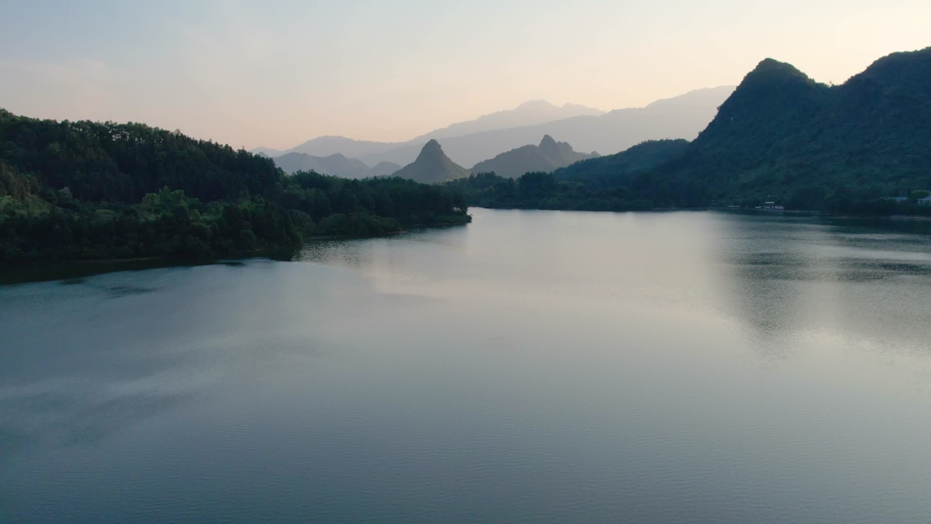 4K航拍上林金莲湖日照山水风光H视频的预览图