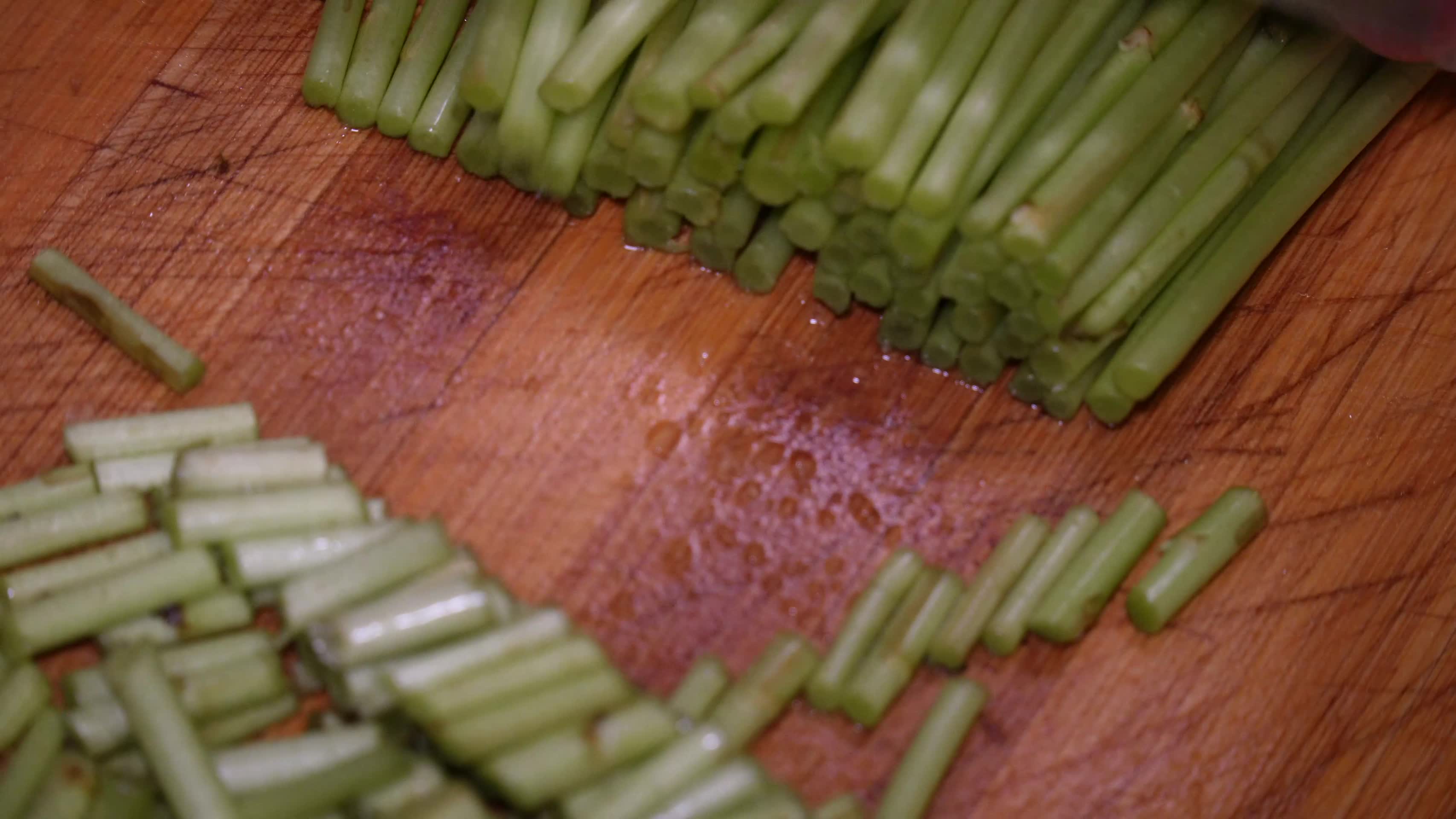 清洗香茅草苋菜梗蔬菜切菜视频的预览图
