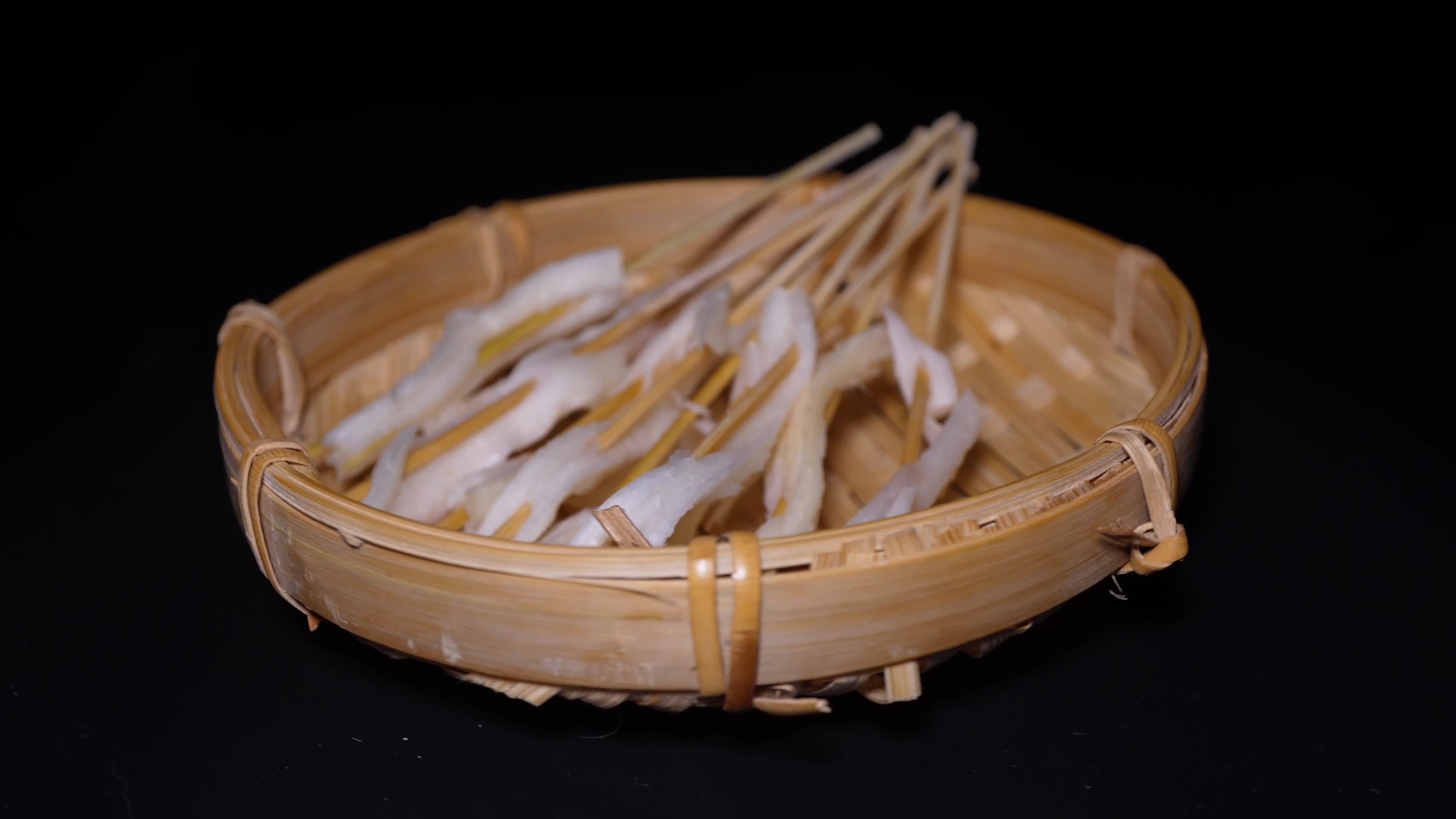 黄喉板筋串小串肉串钵钵鸡炸串烤串美食视频的预览图
