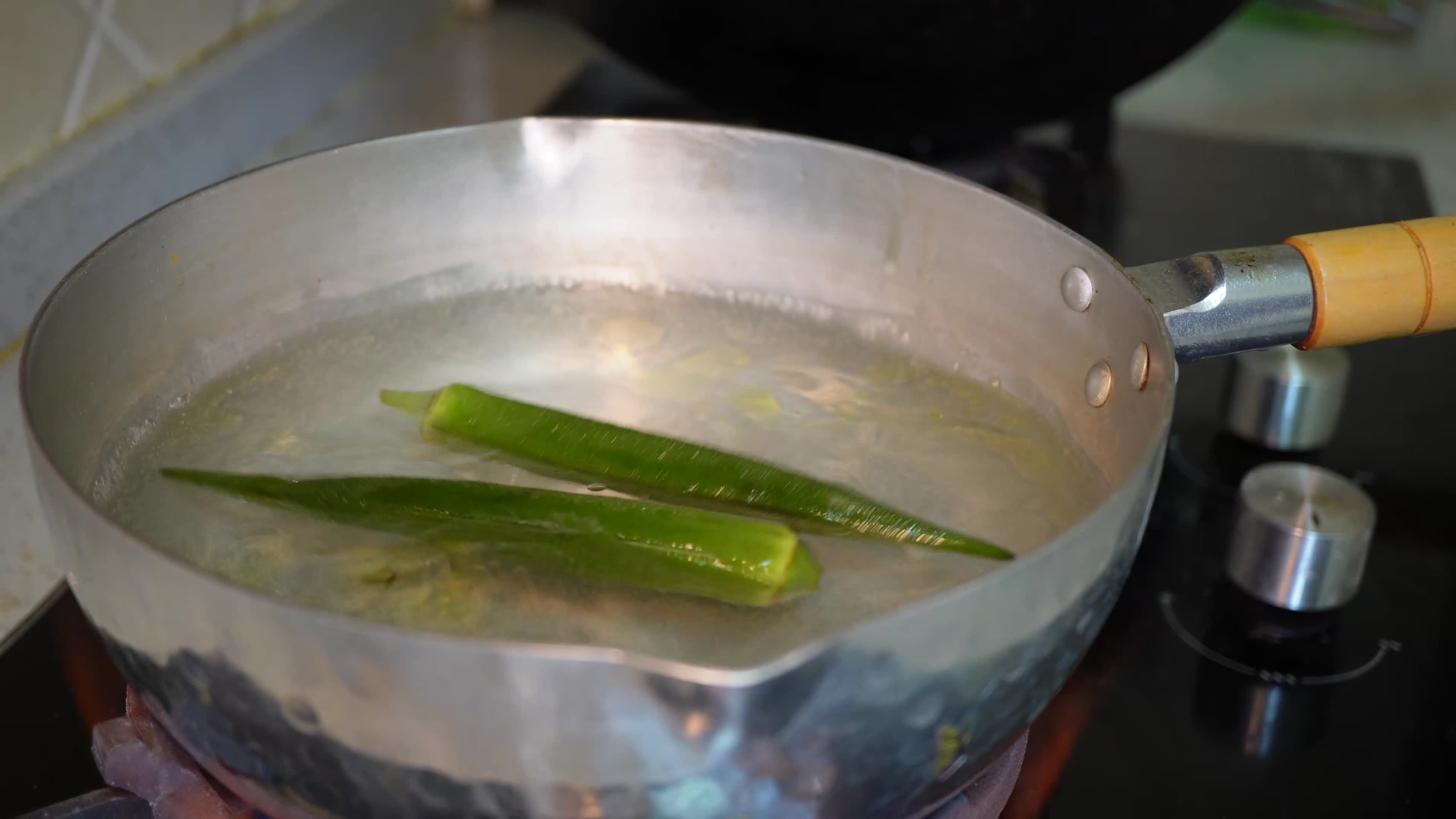 煮秋葵切秋葵做饭处理时蔬视频的预览图