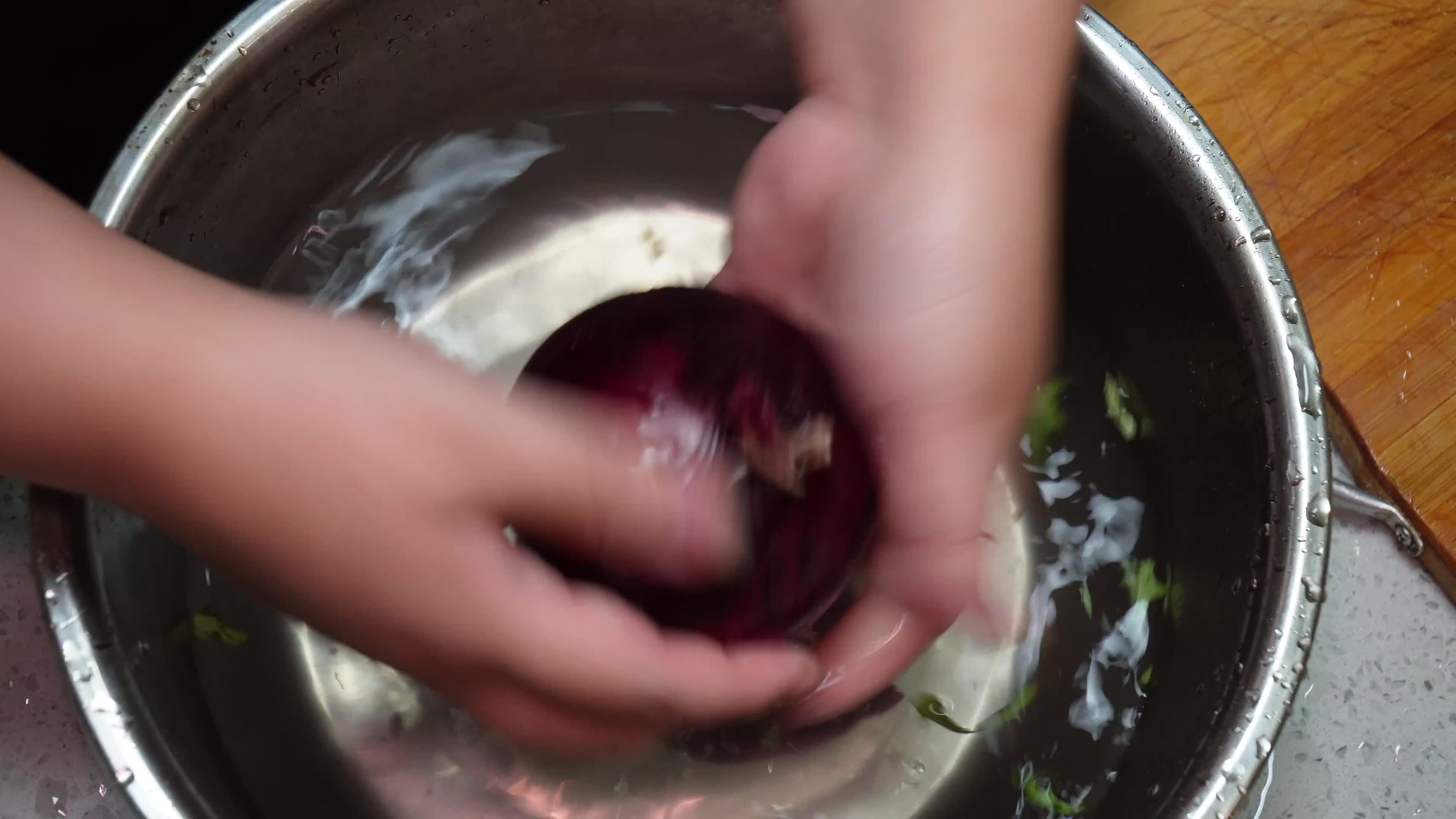 清洗紫皮洋葱圆葱剥皮视频的预览图
