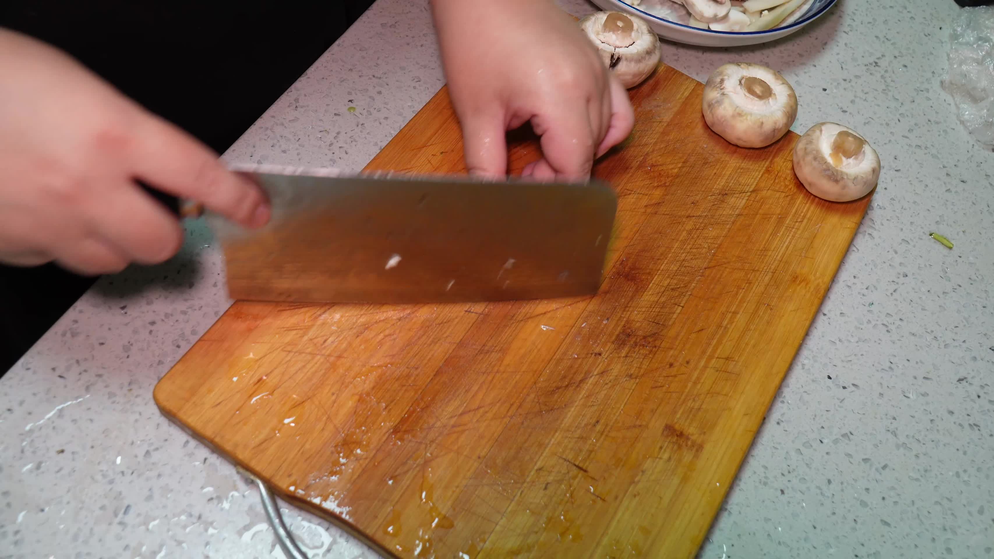 清洗口蘑切白蘑菇片处理食材做饭视频的预览图