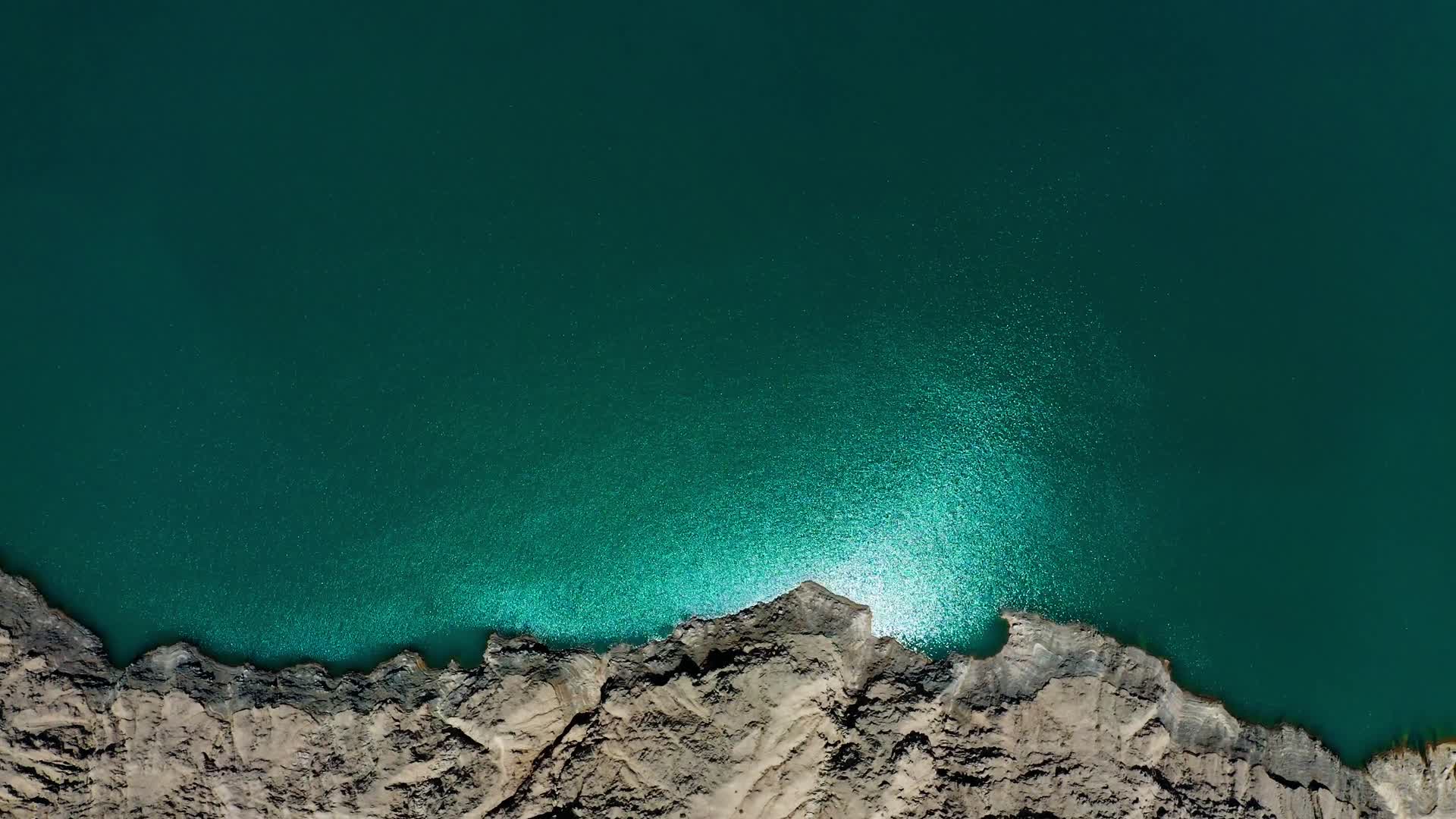 碧绿的湖泊视频的预览图