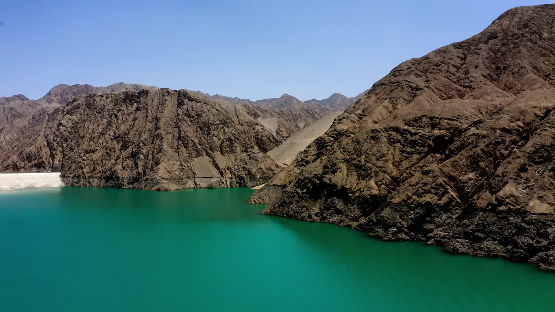 荒山中的湖泊视频的预览图