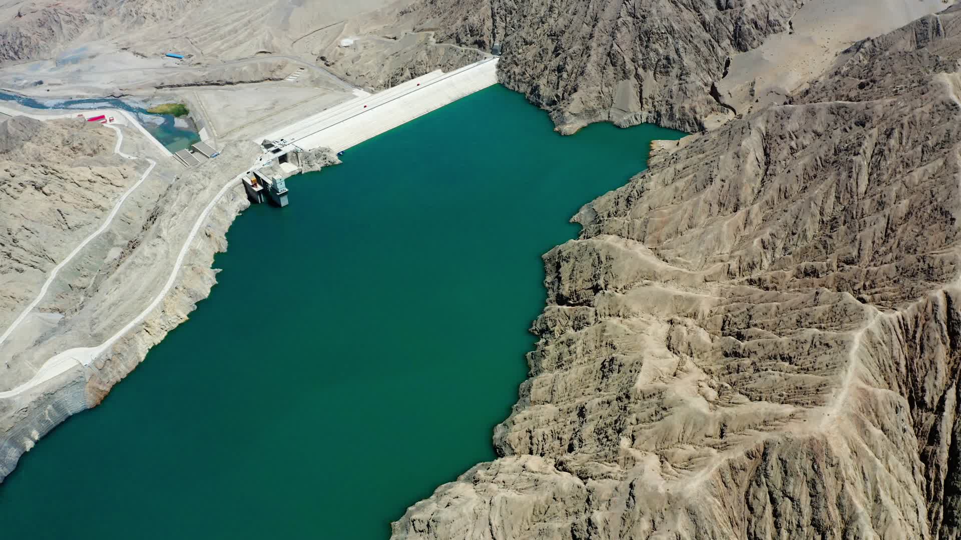 新疆若羌米兰河水库4K航拍视频的预览图