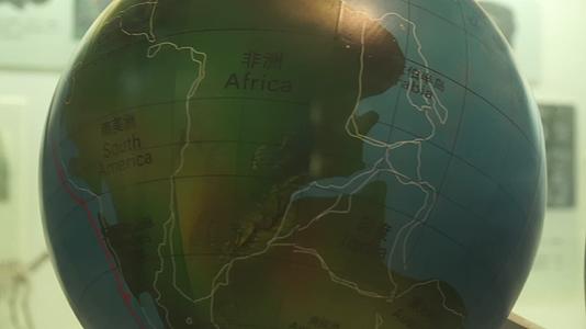 地球仪不同时期地球地理视频的预览图