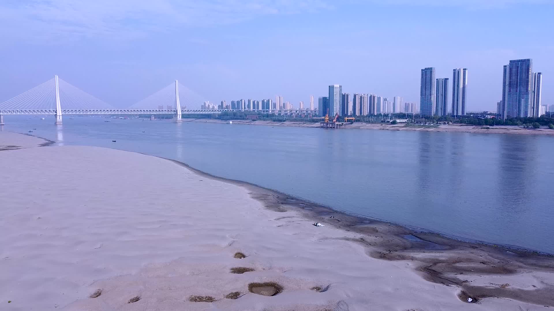 武汉洪山区天兴洲滩涂4K航拍视频的预览图