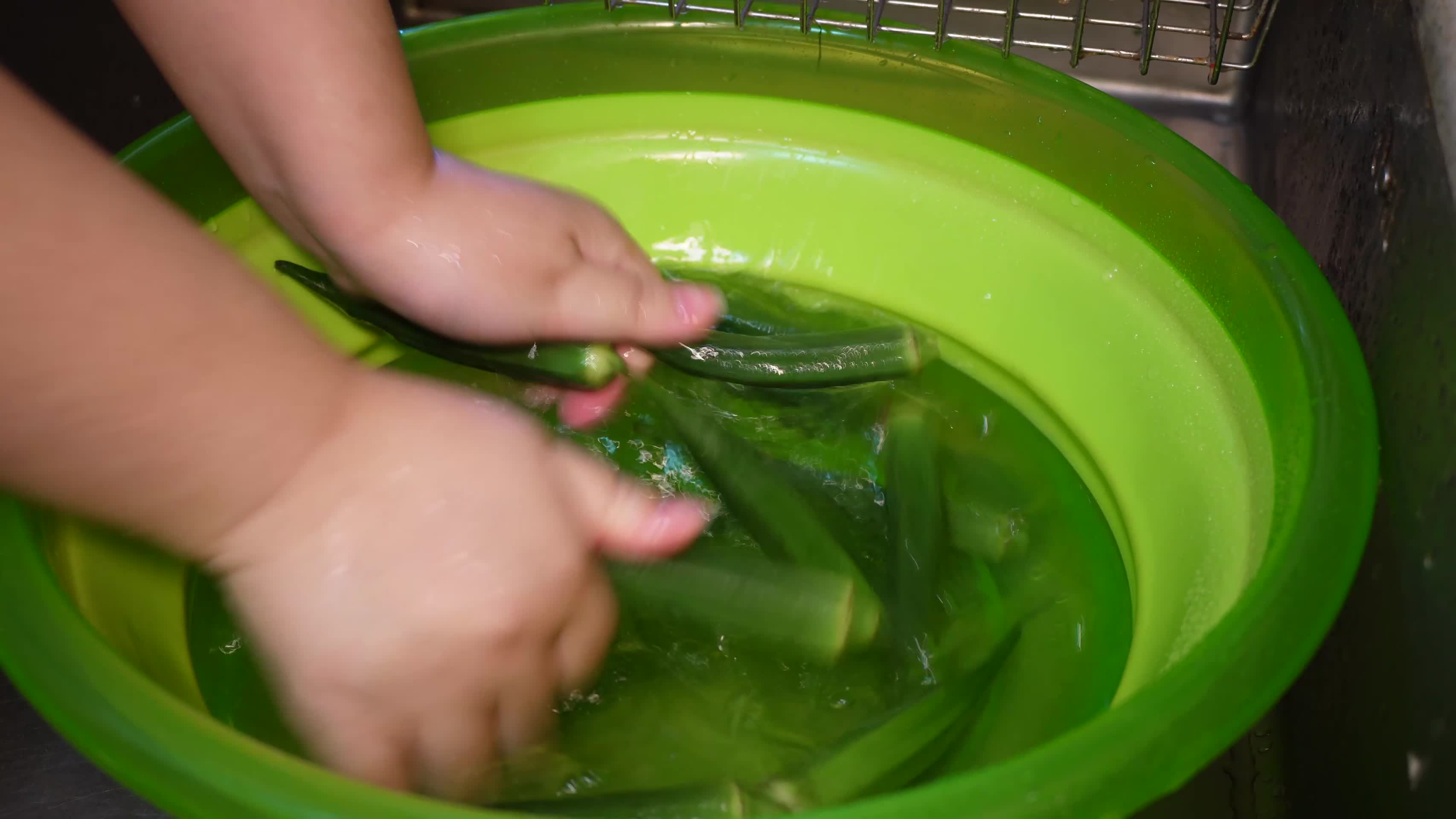 水盆清洗秋葵洗菜健康食材视频的预览图