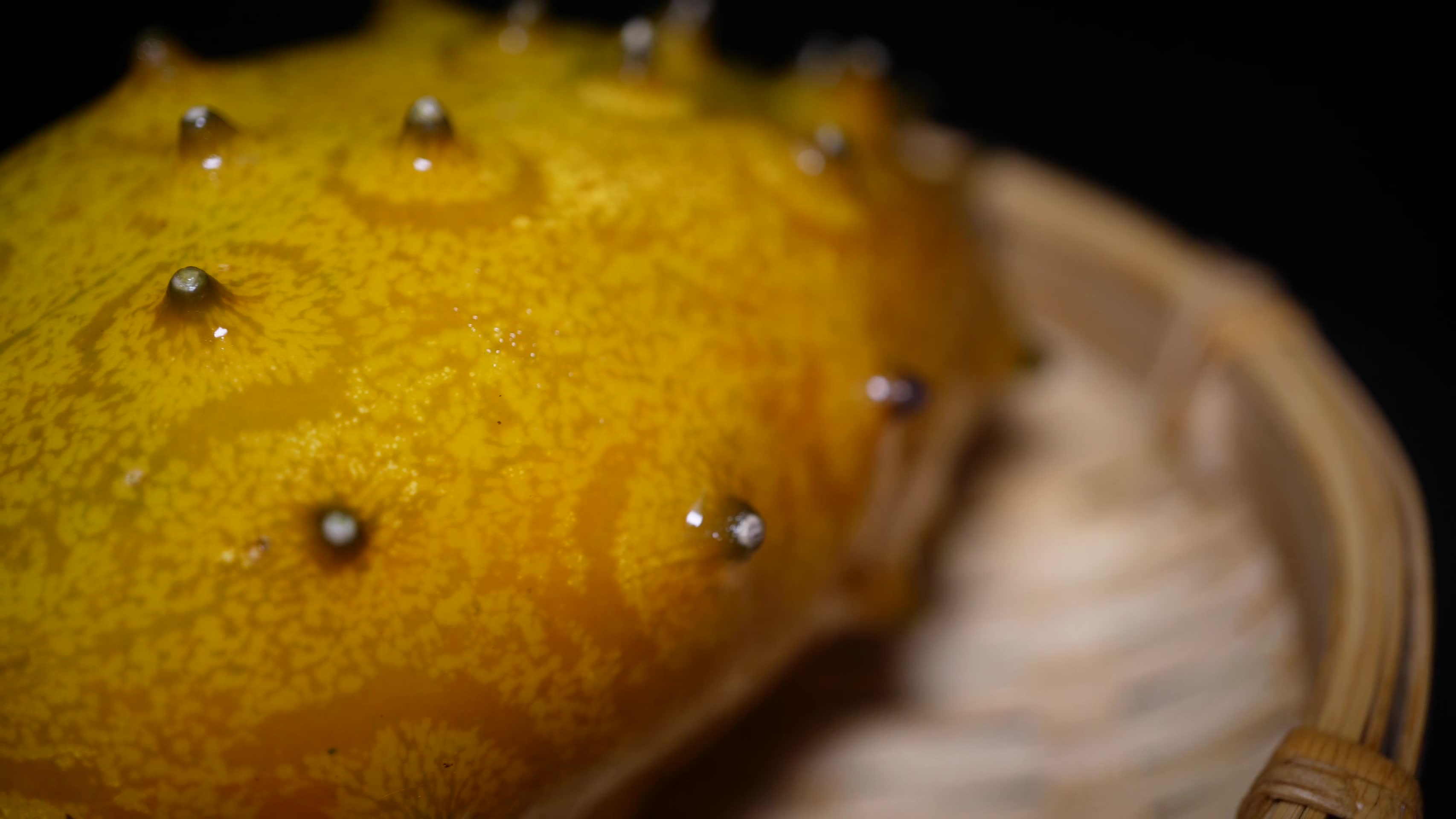 火参果水果刺角瓜奇异水果火星果视频的预览图
