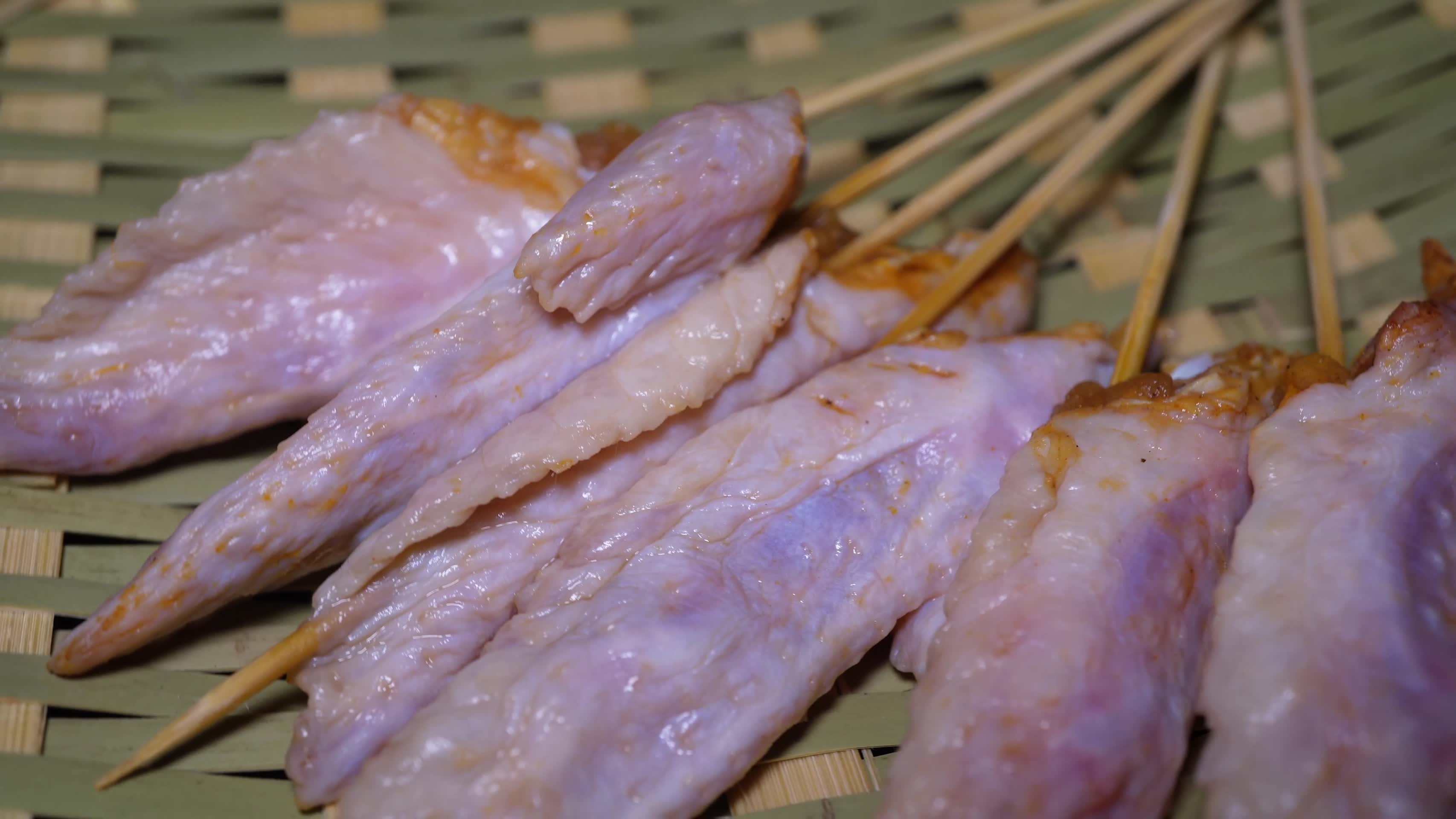 鸡翅尖串小串肉串钵钵鸡炸串烤串美食视频的预览图