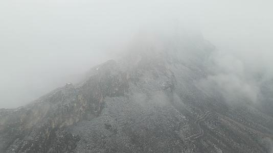 冬季长城航拍雪景云海视频的预览图