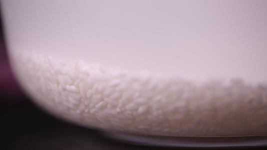 浸泡江米米酒醪糟视频的预览图