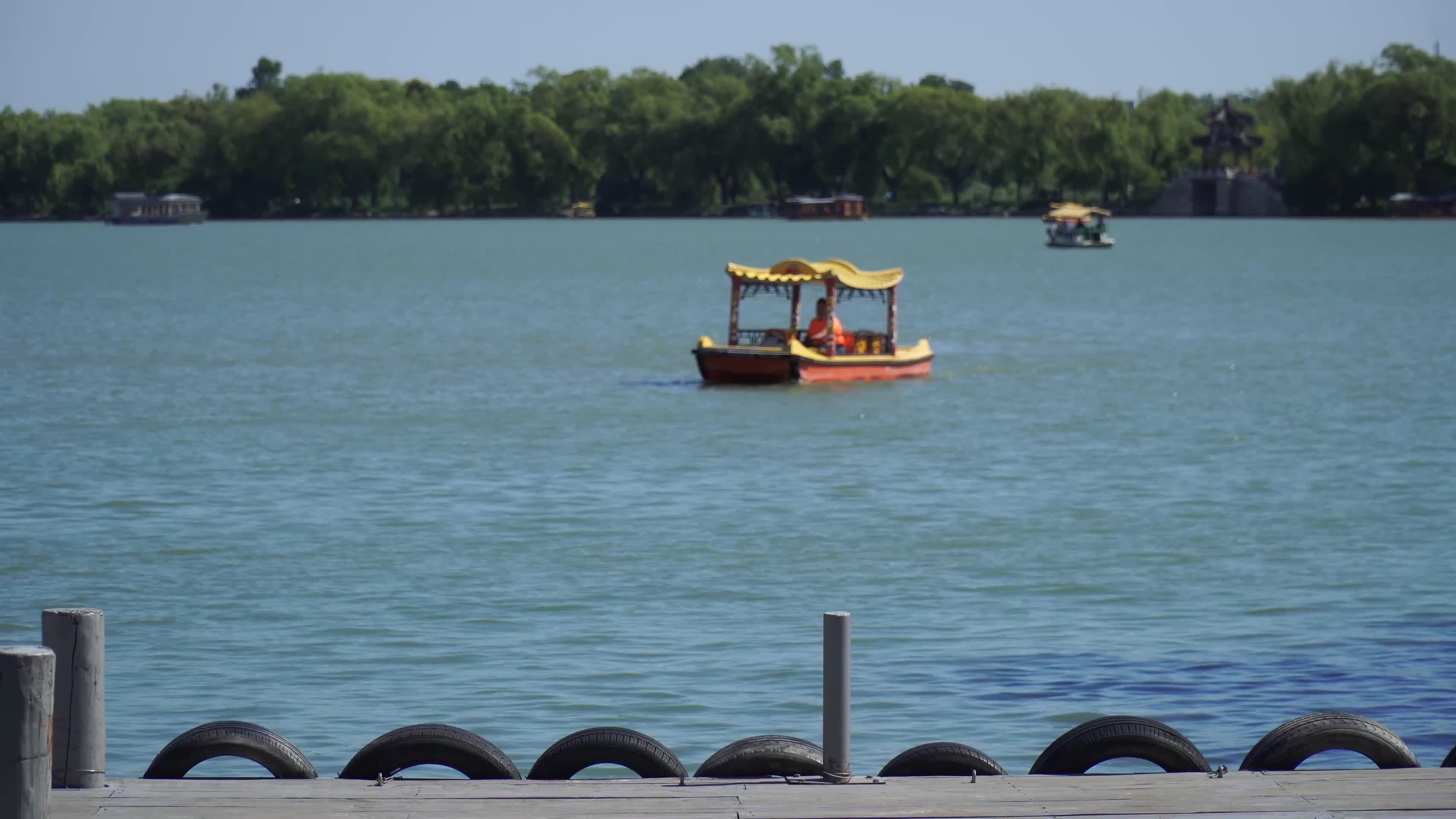 码头停船游船游客景区渡轮视频的预览图
