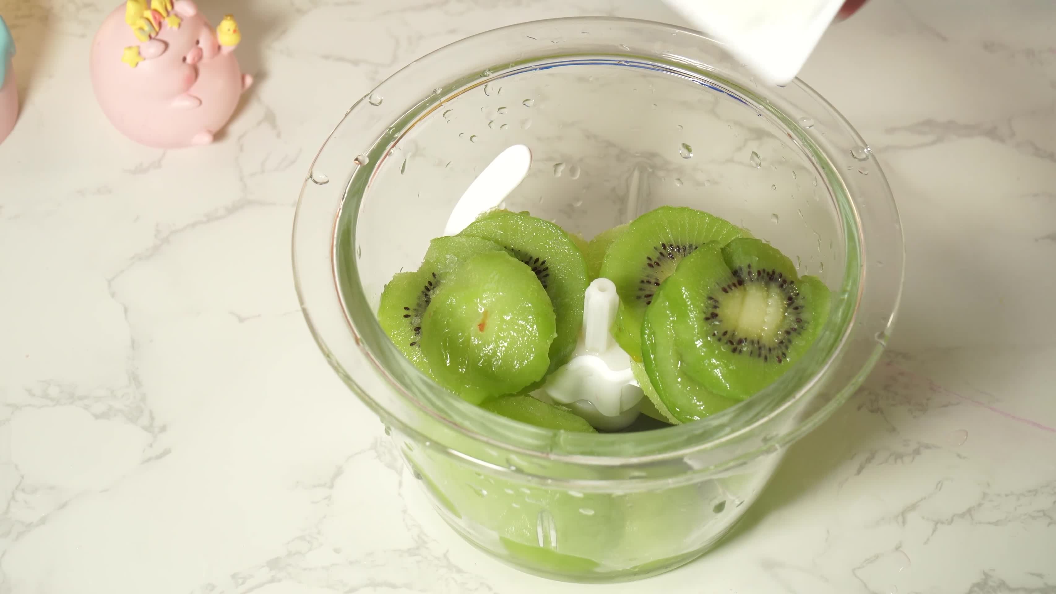 绿色水果果泥搅拌机打水果奶昔视频的预览图