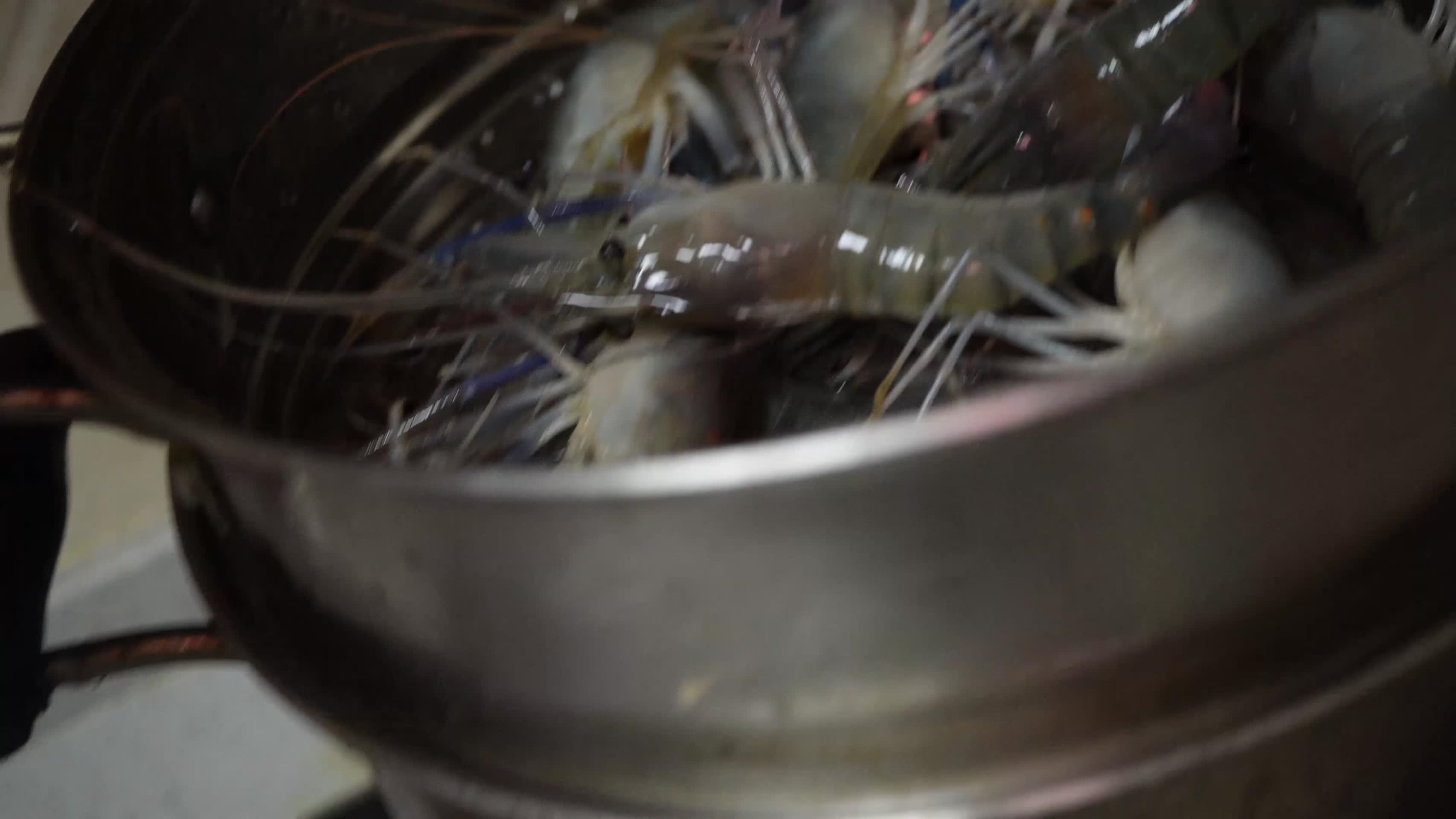 清洗清蒸罗氏虾大头虾视频的预览图