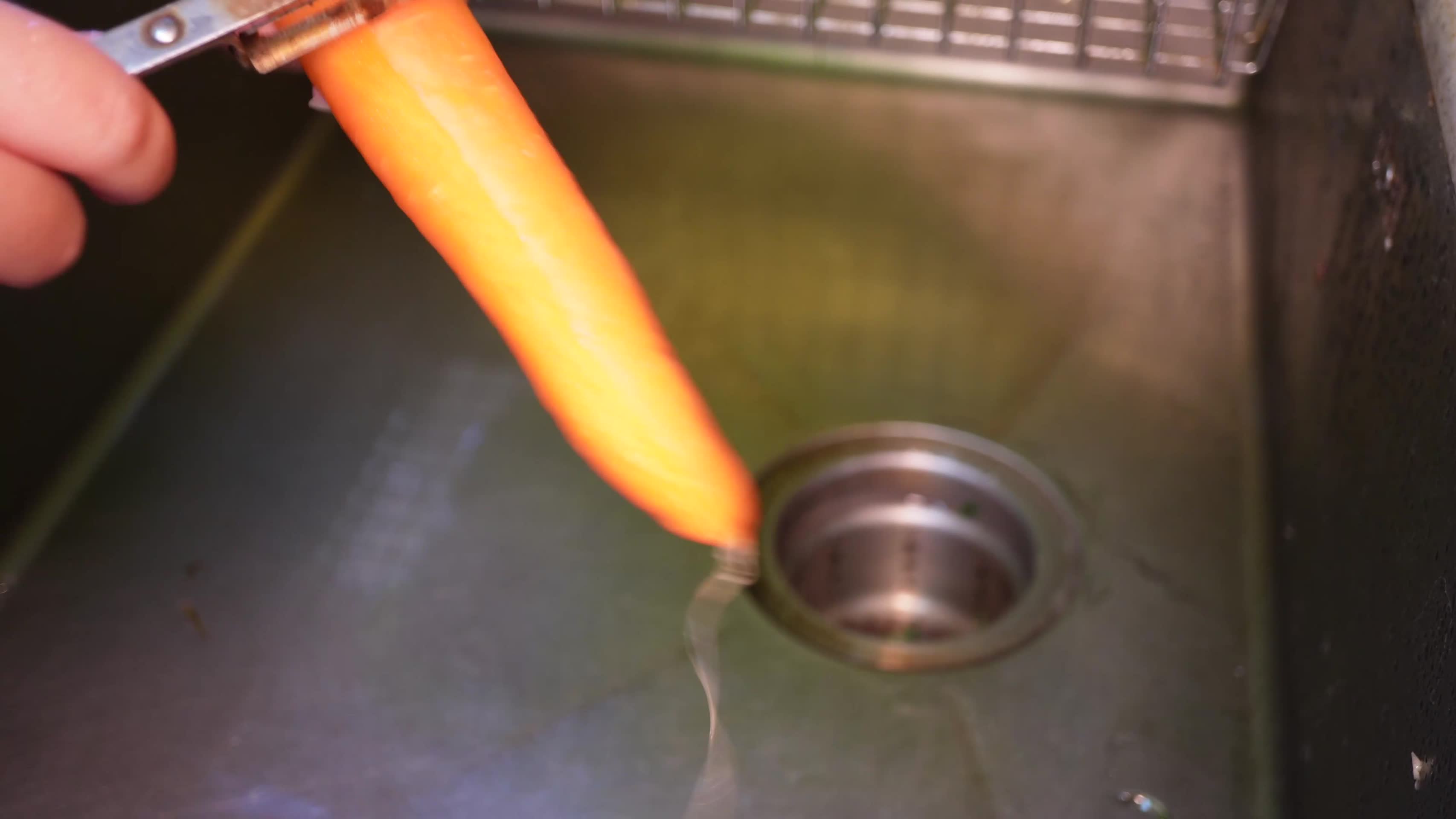 清洗胡萝卜削皮切胡萝卜丝胡萝卜片视频的预览图