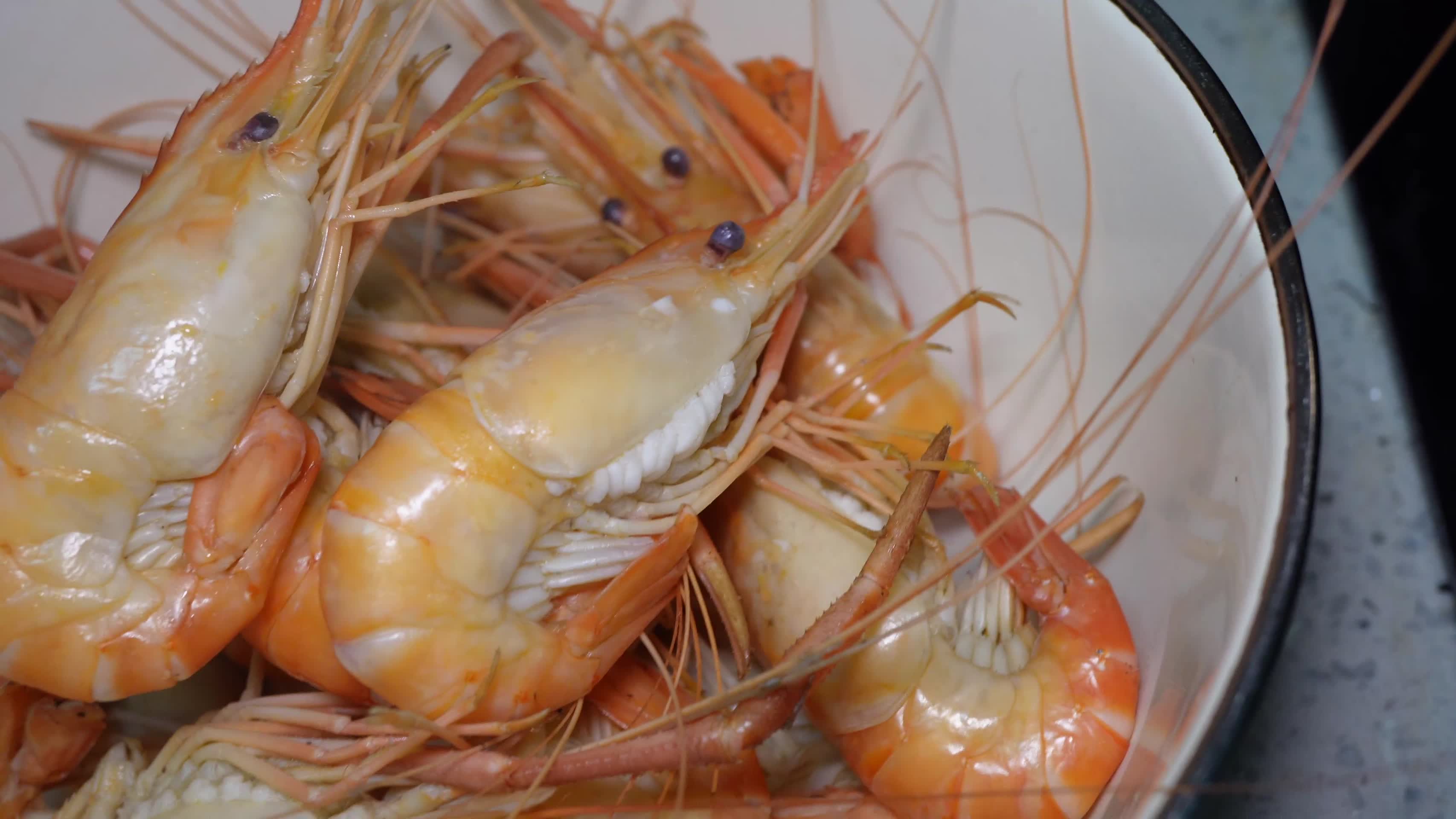 蒸熟的的罗氏虾大头虾视频的预览图