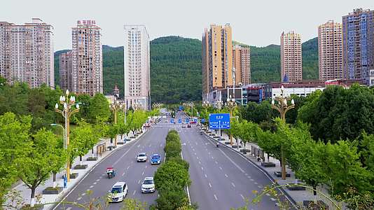 贵州毕节市区碧阳大道城市交通视频的预览图