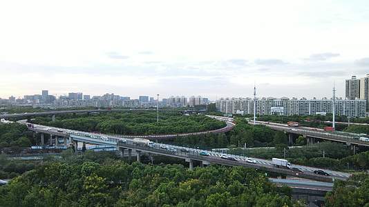 上海立交高架桥交通车流4K航拍视频的预览图
