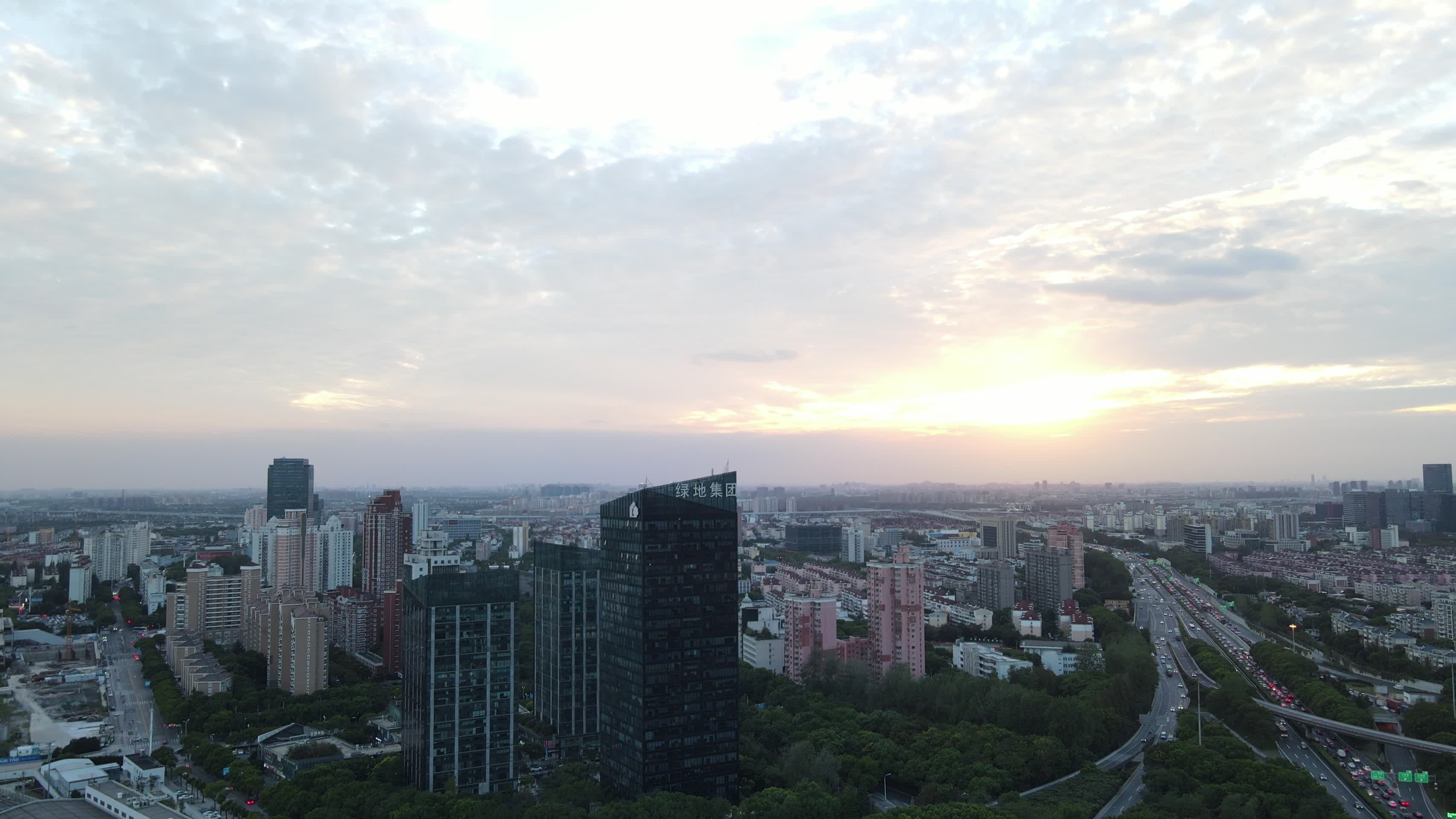 上海闵行莘庄春申路全景4K航拍视频的预览图