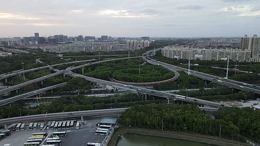 上海立交高架桥交通车流4K航拍视频的预览图