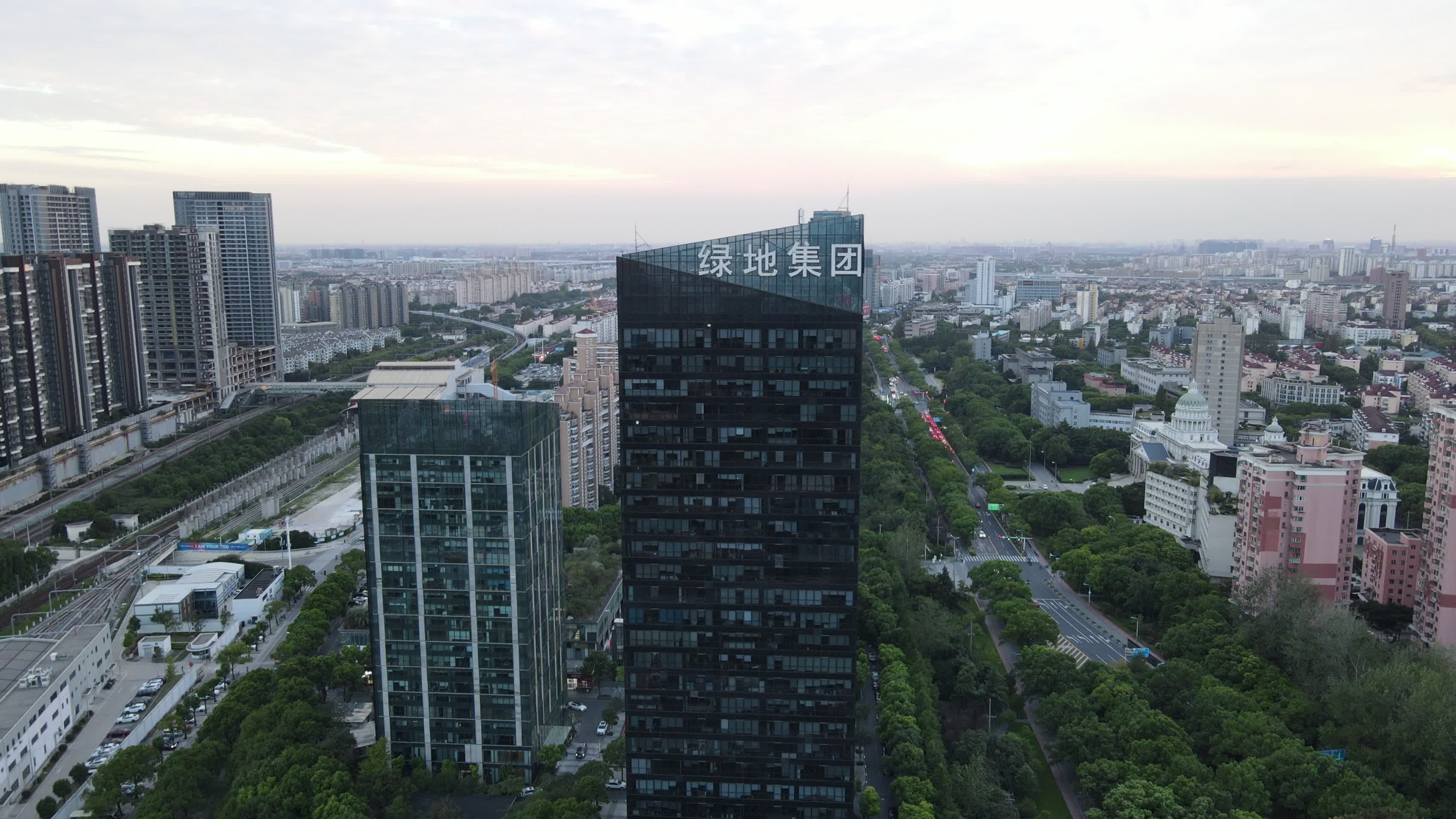 上海闵行区全景莘庄春申路4K航拍视频的预览图