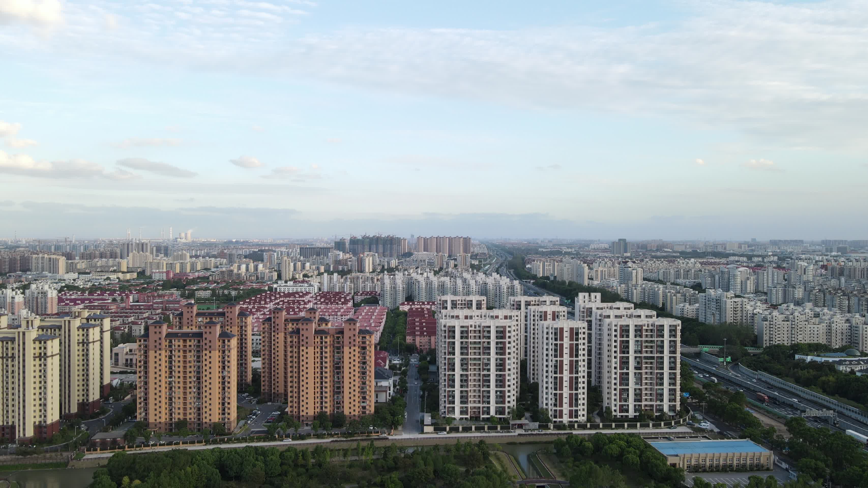 上海闵行区全景莘庄春申路4K航拍视频的预览图