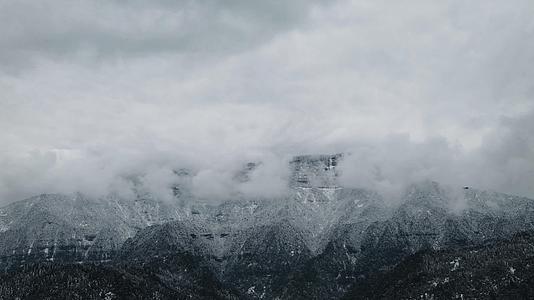 瓦屋山冬季雪景航拍视频的预览图