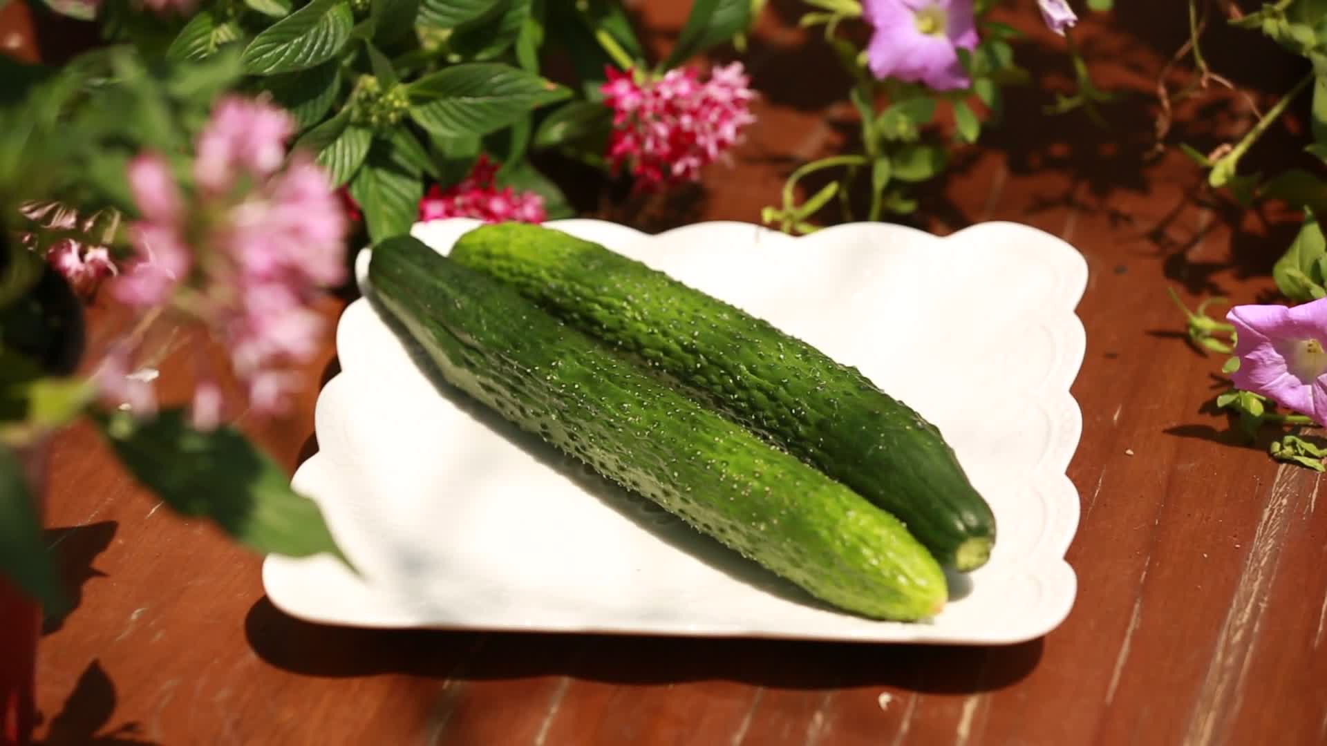 瘦身蔬菜秋黄瓜切黄瓜视频的预览图