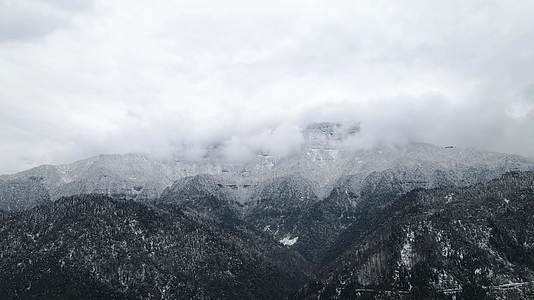 航拍冬季四川瓦屋山雪景视频的预览图