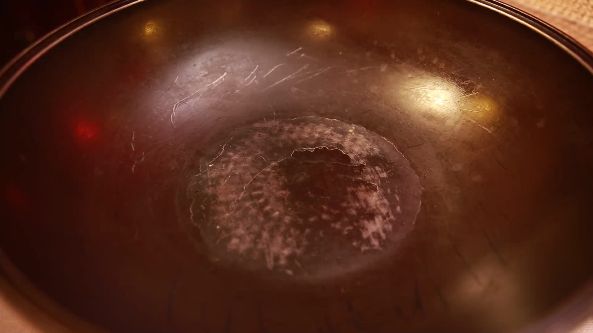 铁锅加葱姜香料炝锅视频的预览图