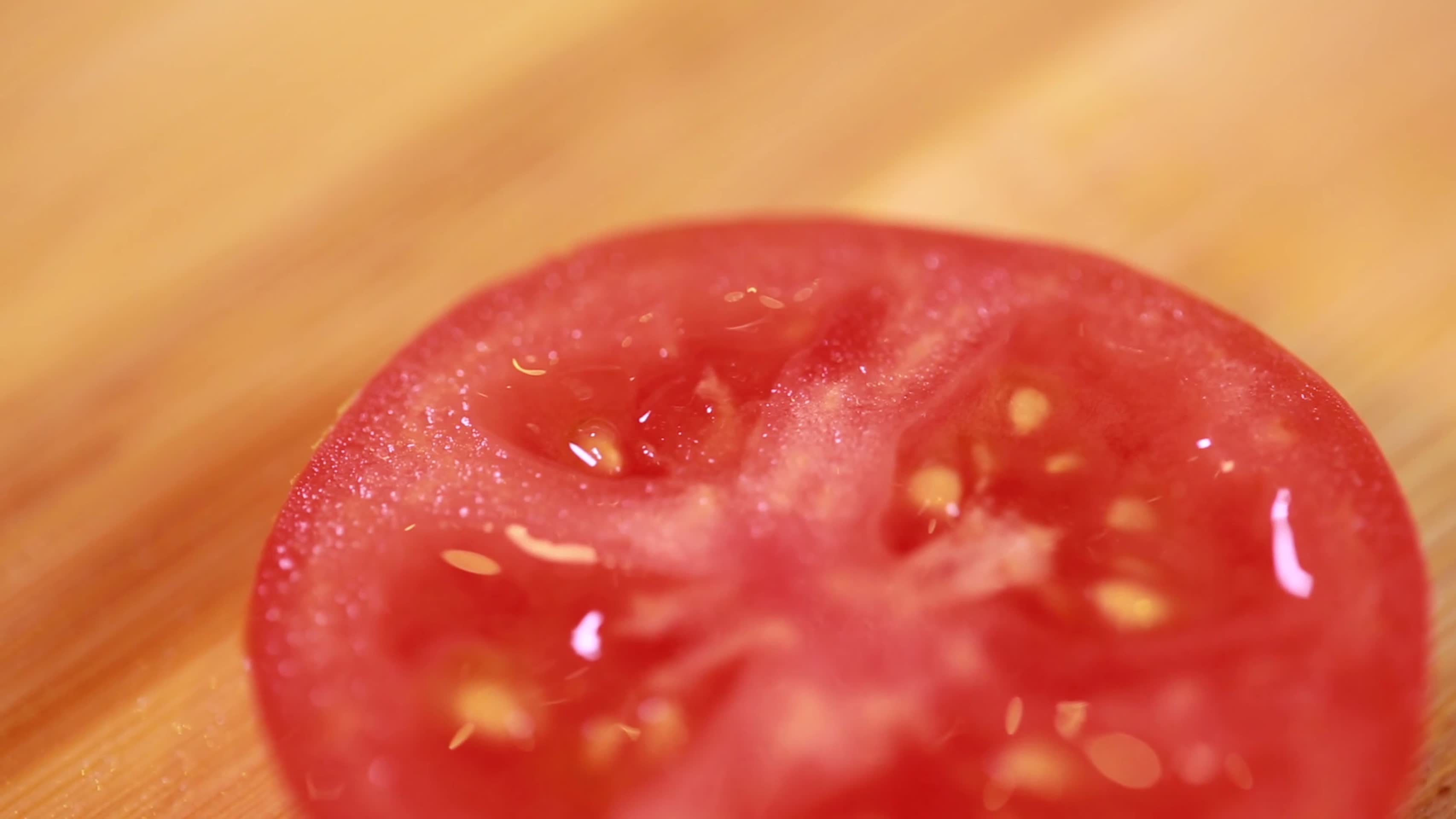 唯美摄影拍摄沾满露水的番茄视频的预览图