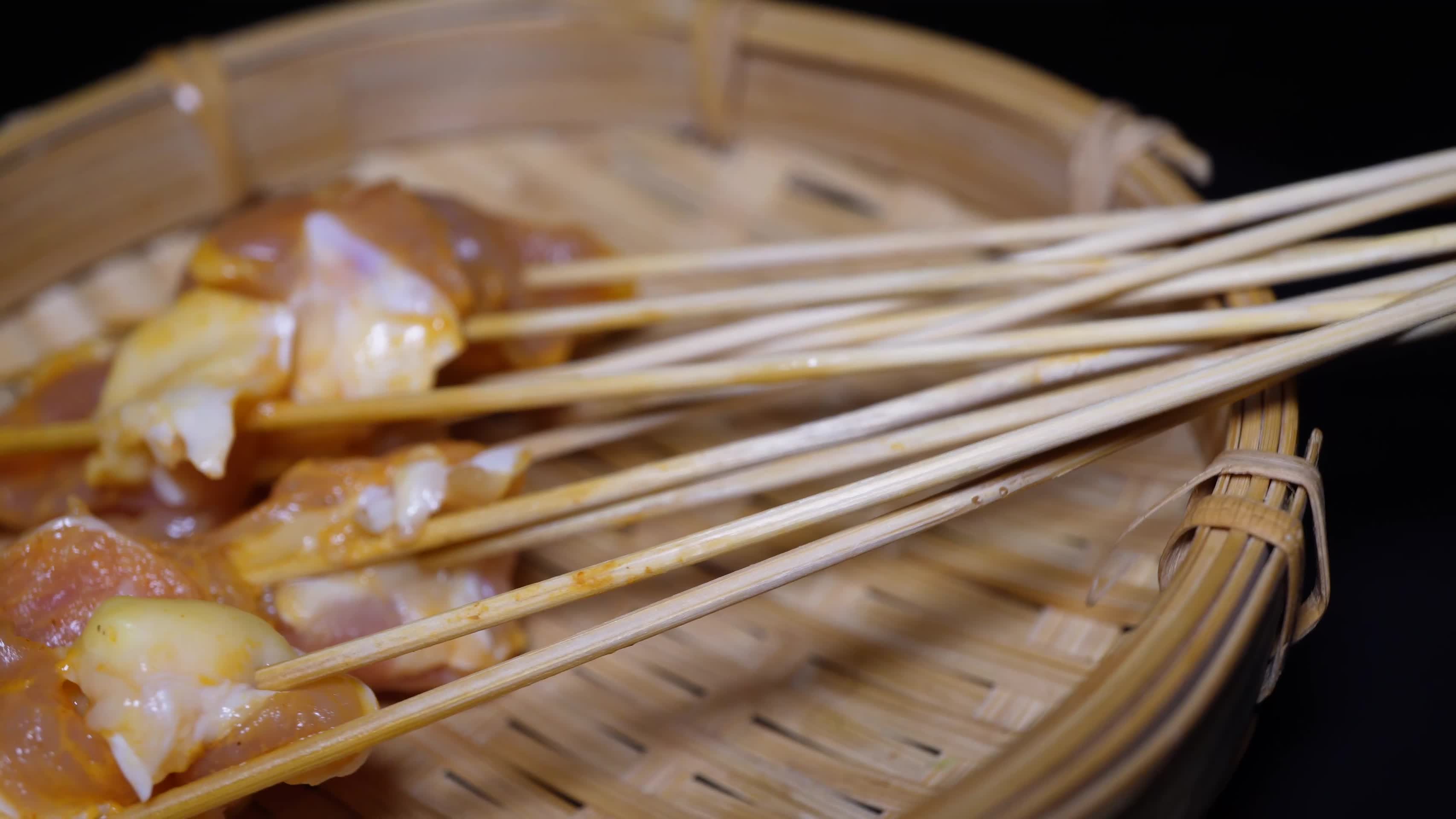奥尔良鸡肉串小串肉串钵钵鸡炸串烤串美食视频的预览图