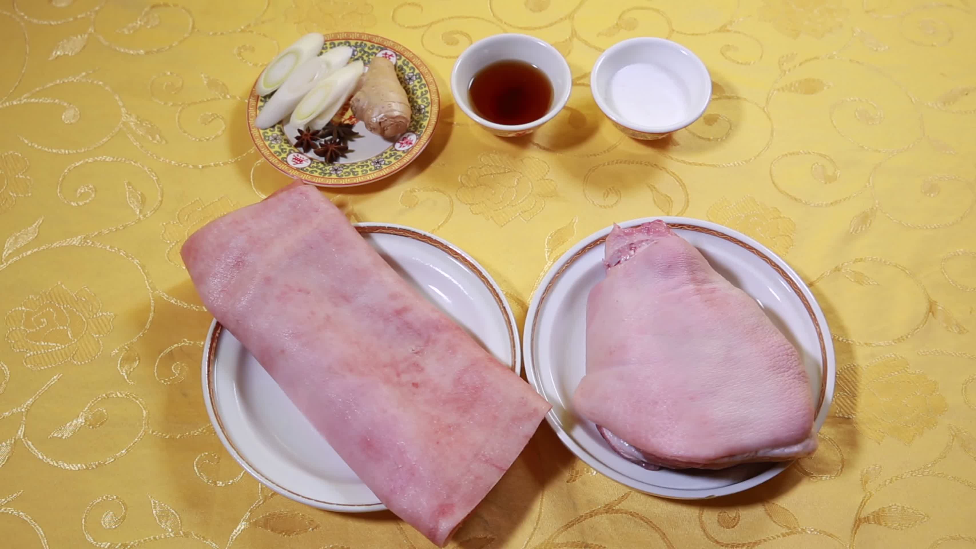 猪蹄和猪皮胶原蛋白肉皮冻原料视频的预览图