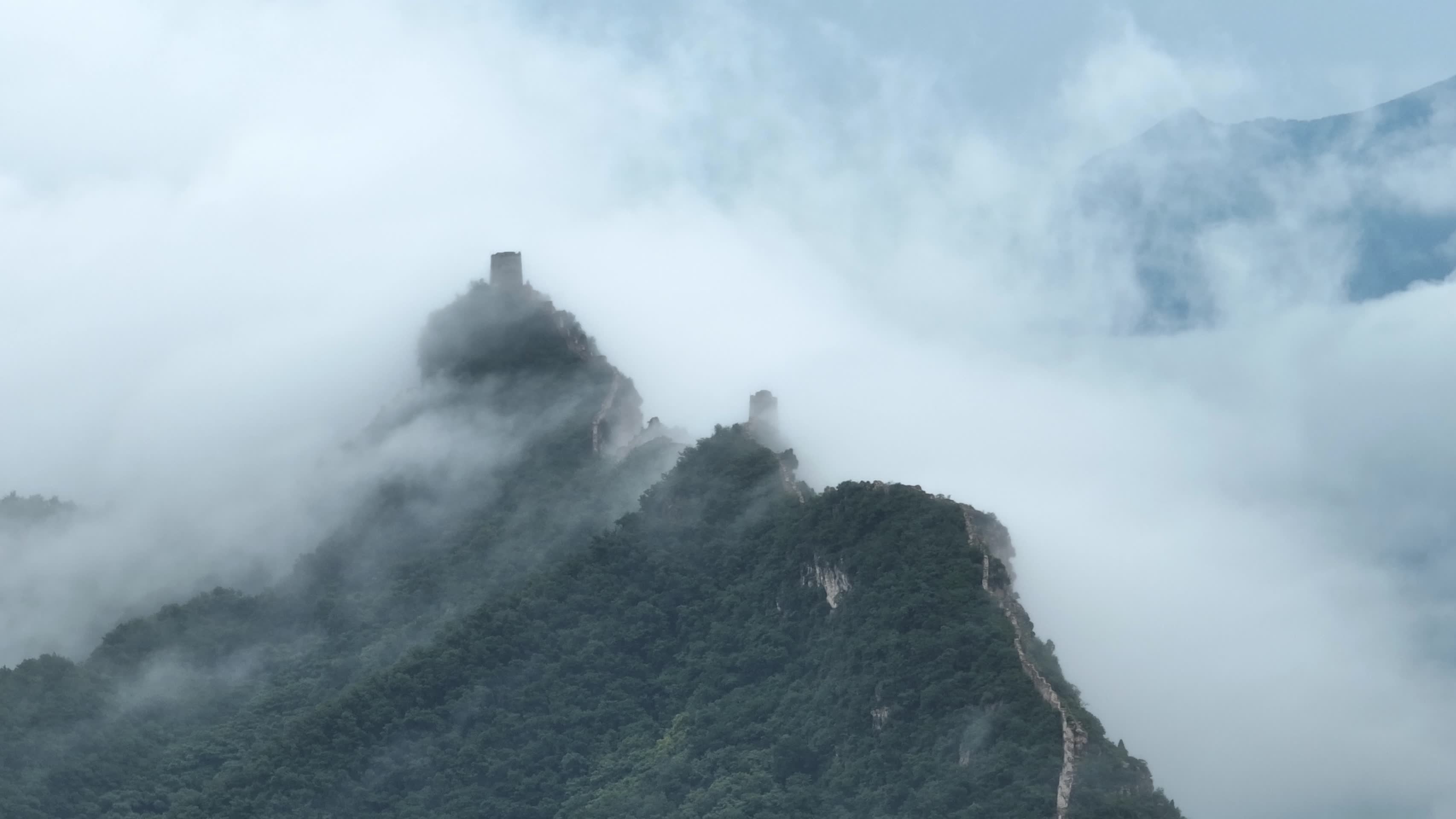 北京长城古建云雾风光建筑脉络视频的预览图