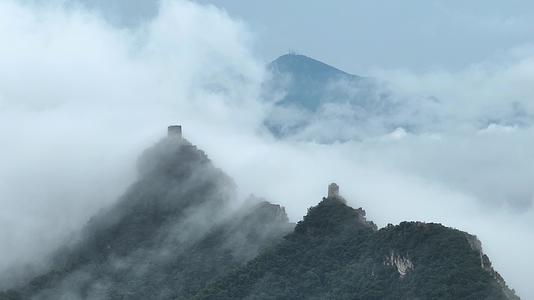 航拍北京司马台长城云雾涌动视频的预览图