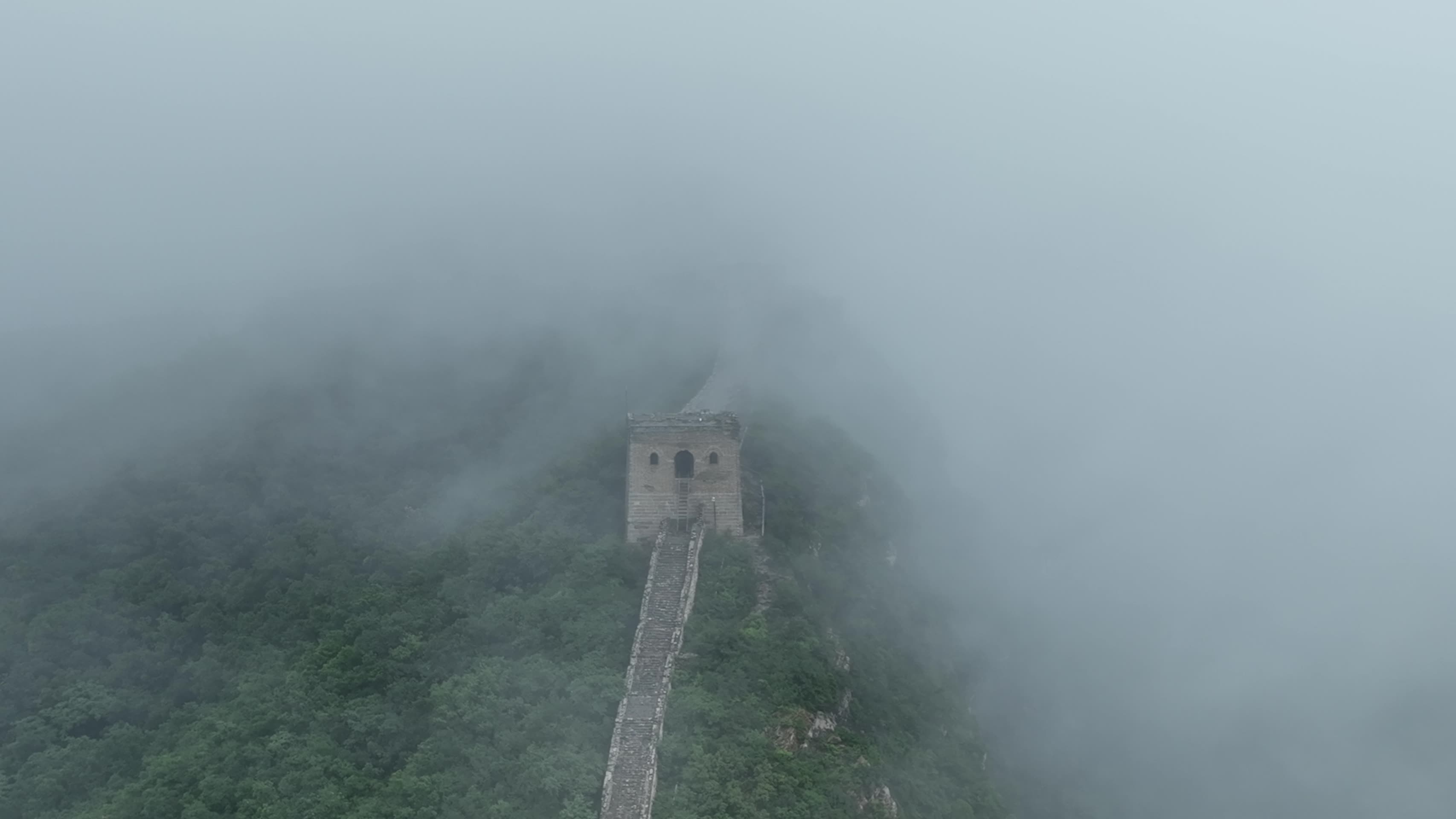 长城丰富的建筑脉络航拍云雾视频的预览图