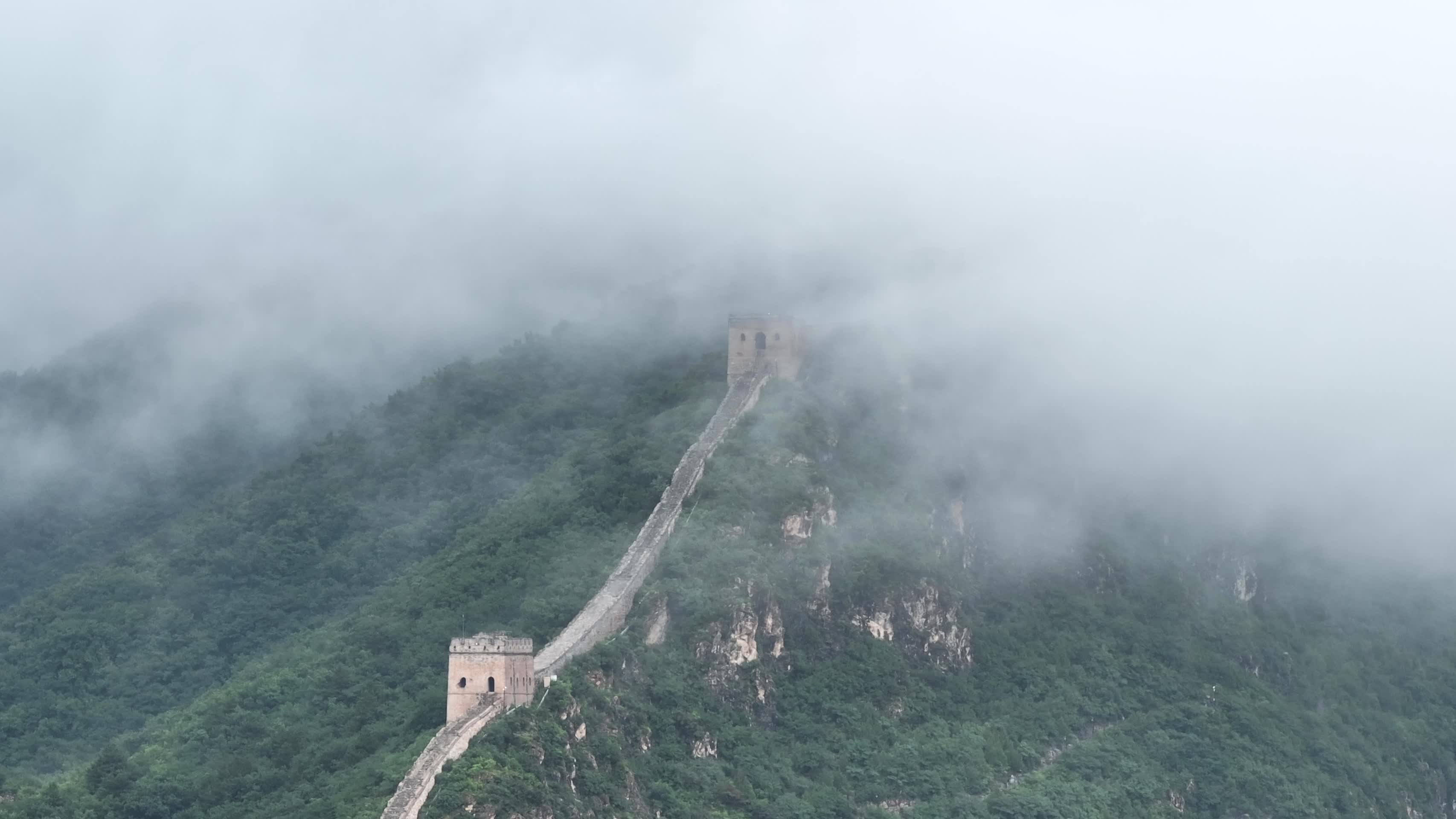 航拍北京司马台长城云雾涌动视频的预览图