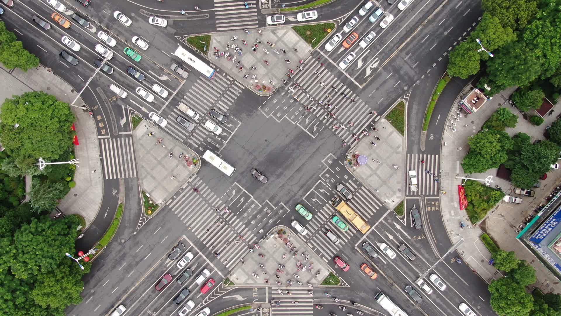 城市十字交叉路口交通航拍视频的预览图