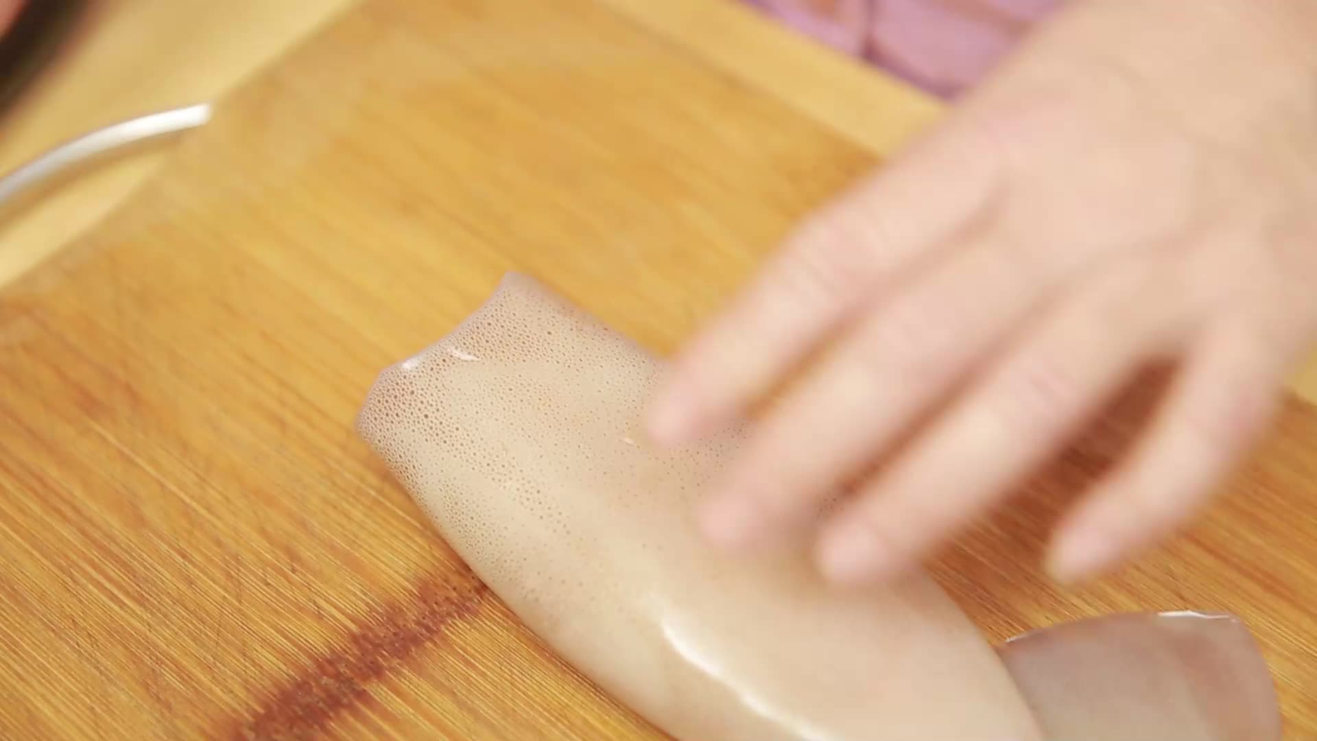 厨师处理鱿鱼去皮去骨视频的预览图