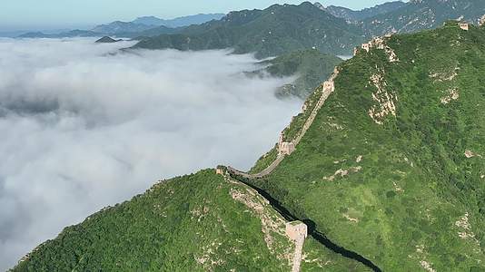 航拍北京卧虎山长城夏季风光视频的预览图