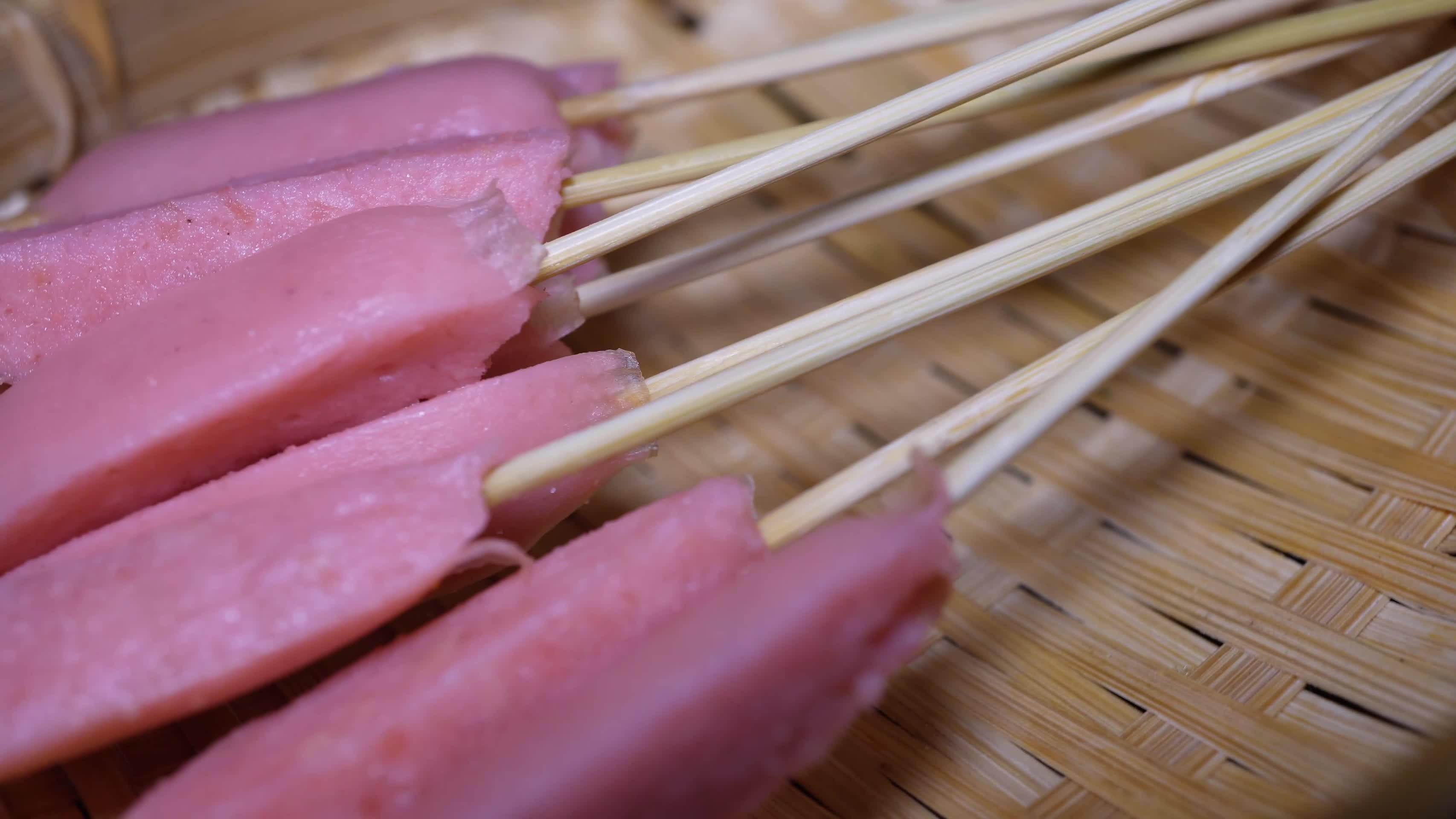淀粉香肠串小串肉串钵钵鸡炸串烤串美食视频的预览图