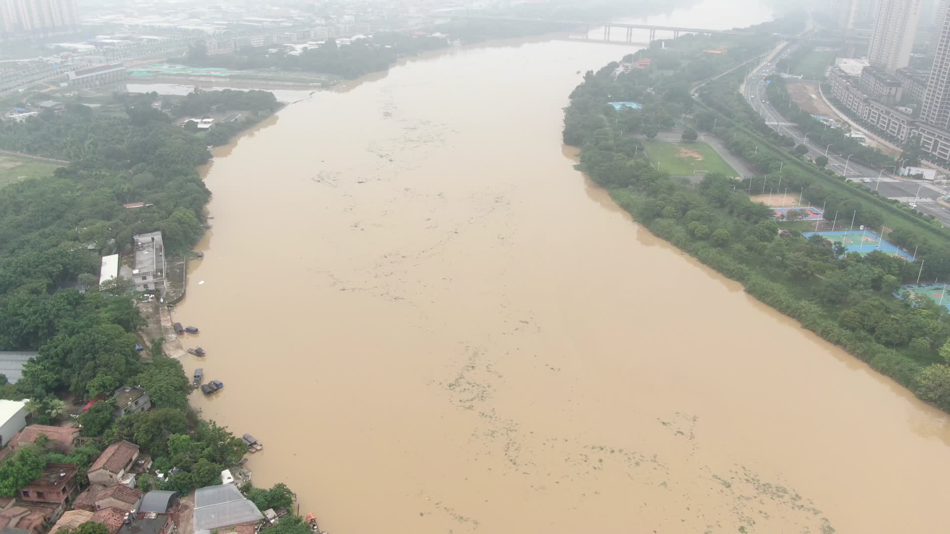 航拍城市河流汛期洪水暴发视频的预览图