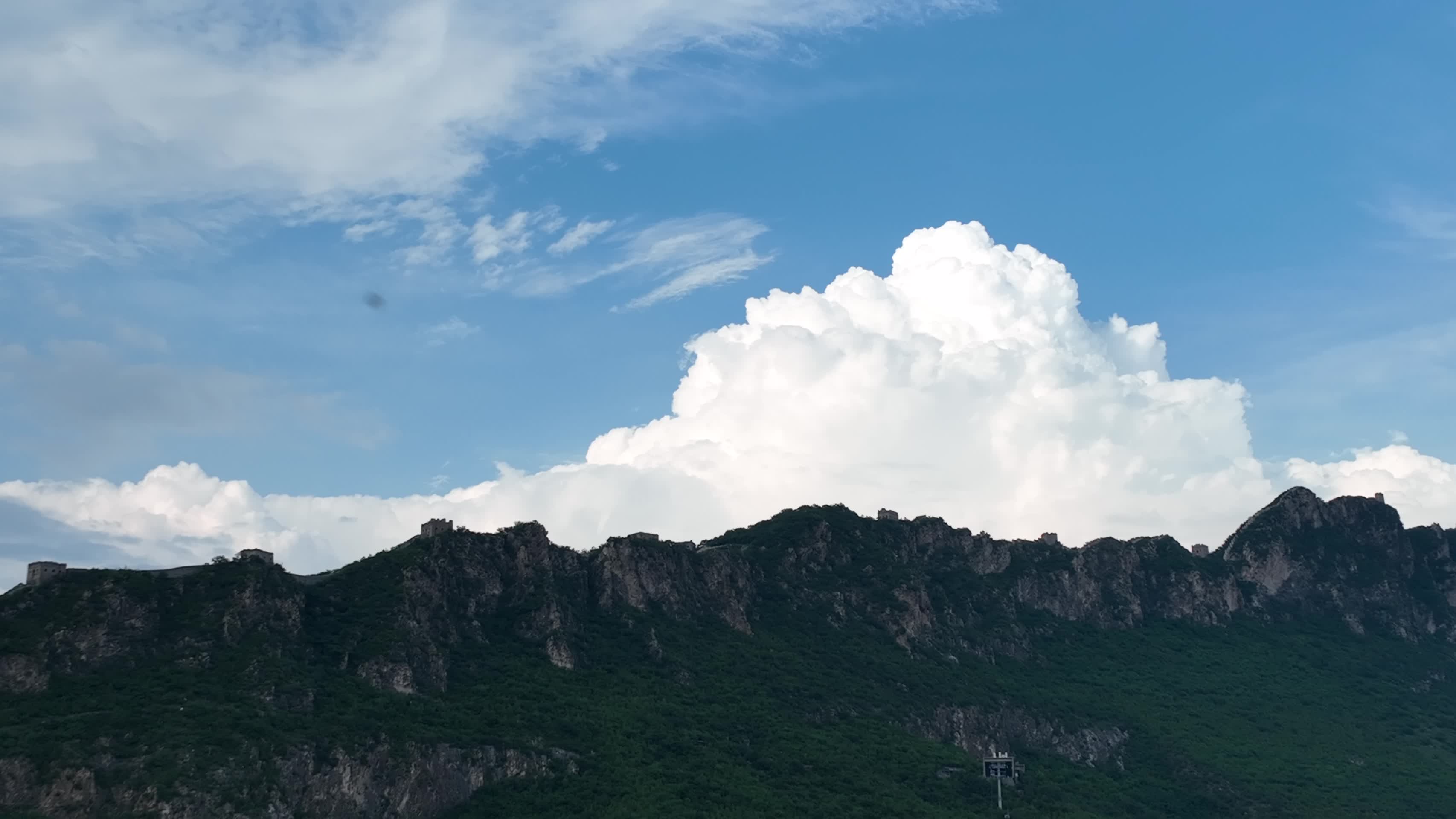 蓝天白云的长城航拍视频的预览图