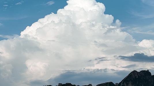 长城雨云航拍夏季长城蓝天白云视频的预览图