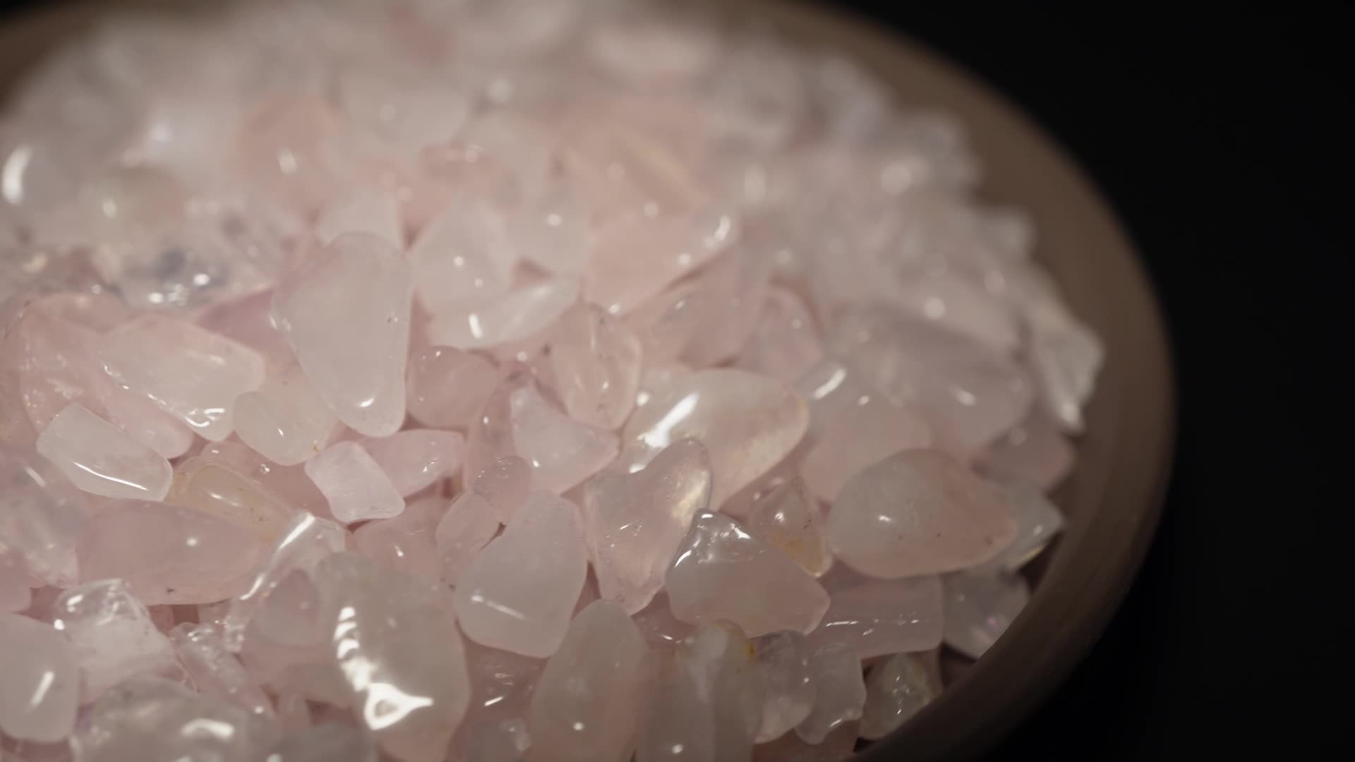 粉水晶能量石矿石水晶矿视频的预览图