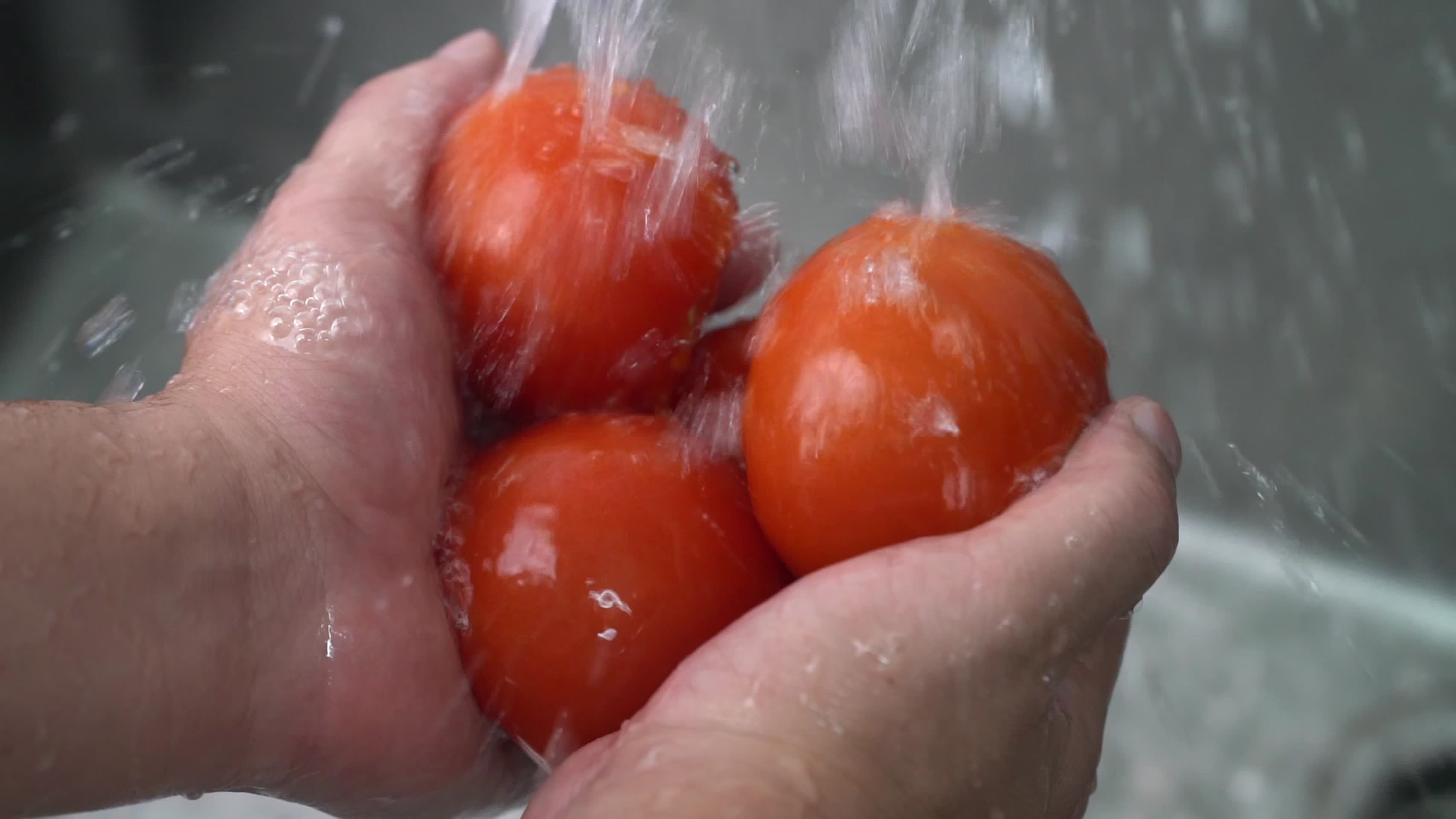 洗番茄特写实拍视频视频的预览图