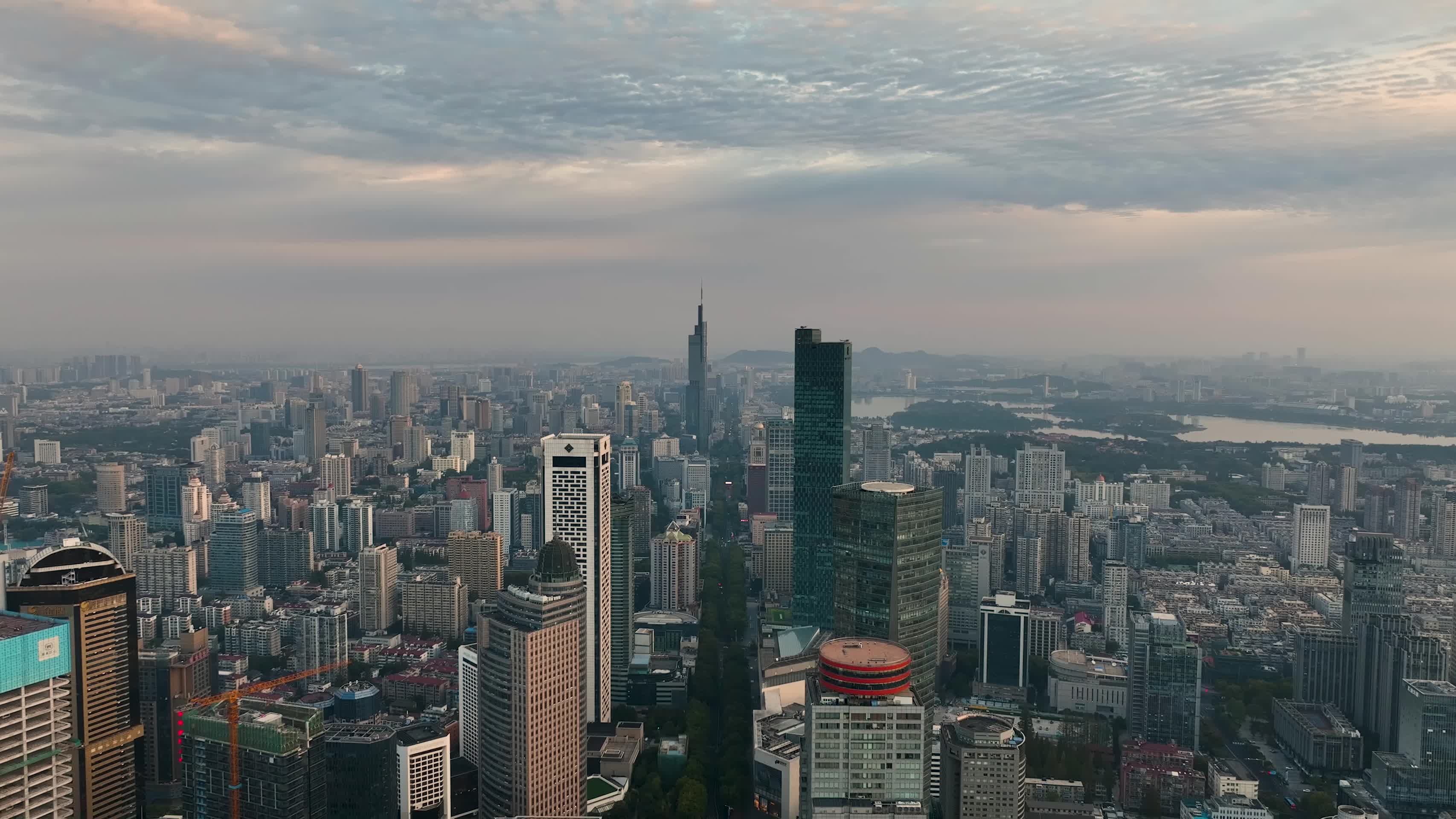 航拍日出朝霞下的南京新街口视频的预览图