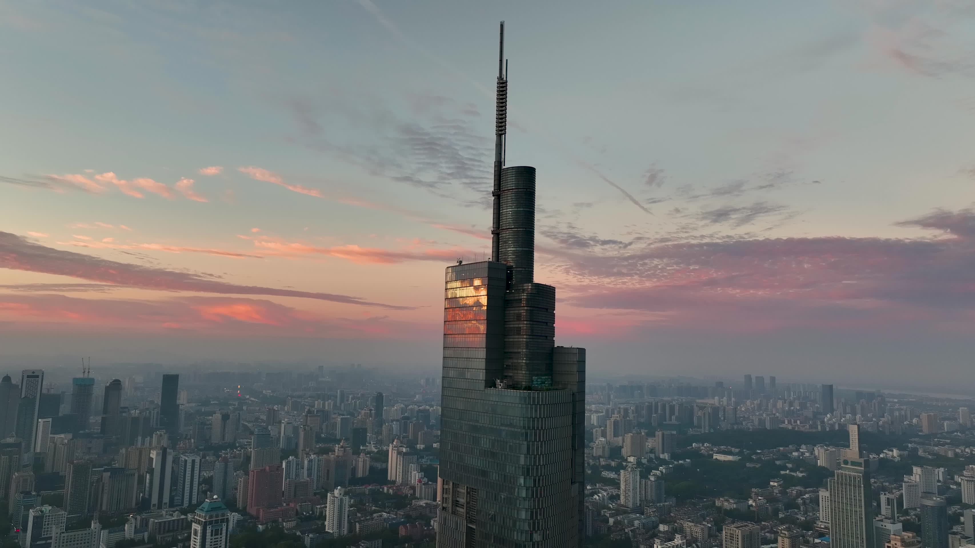 航拍日出朝霞下的南京紫峰大厦视频的预览图